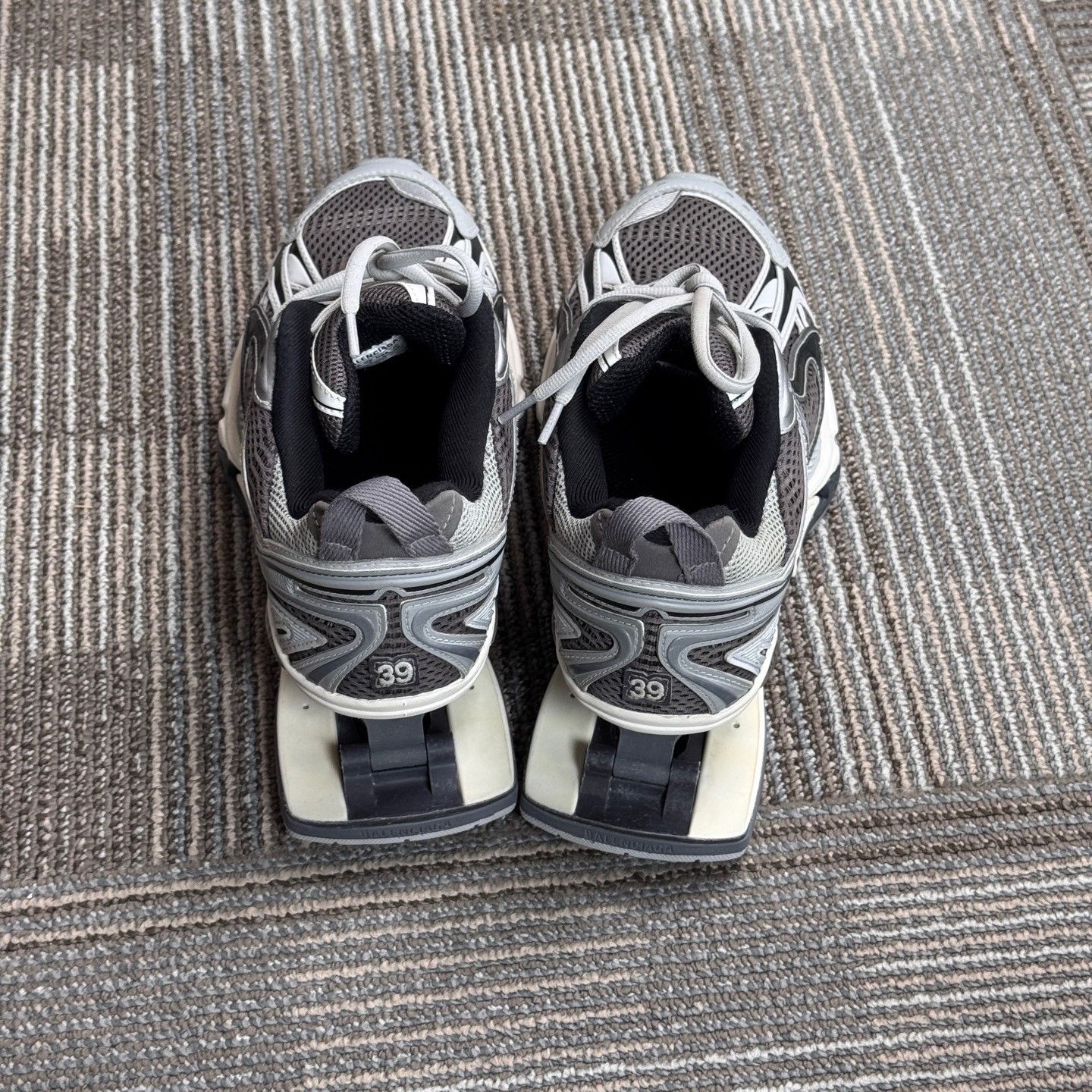 Balenciaga Balenciaga Gray Lowtop Sneakers 6 Men Size US 6 / EU 39 - 7 Thumbnail