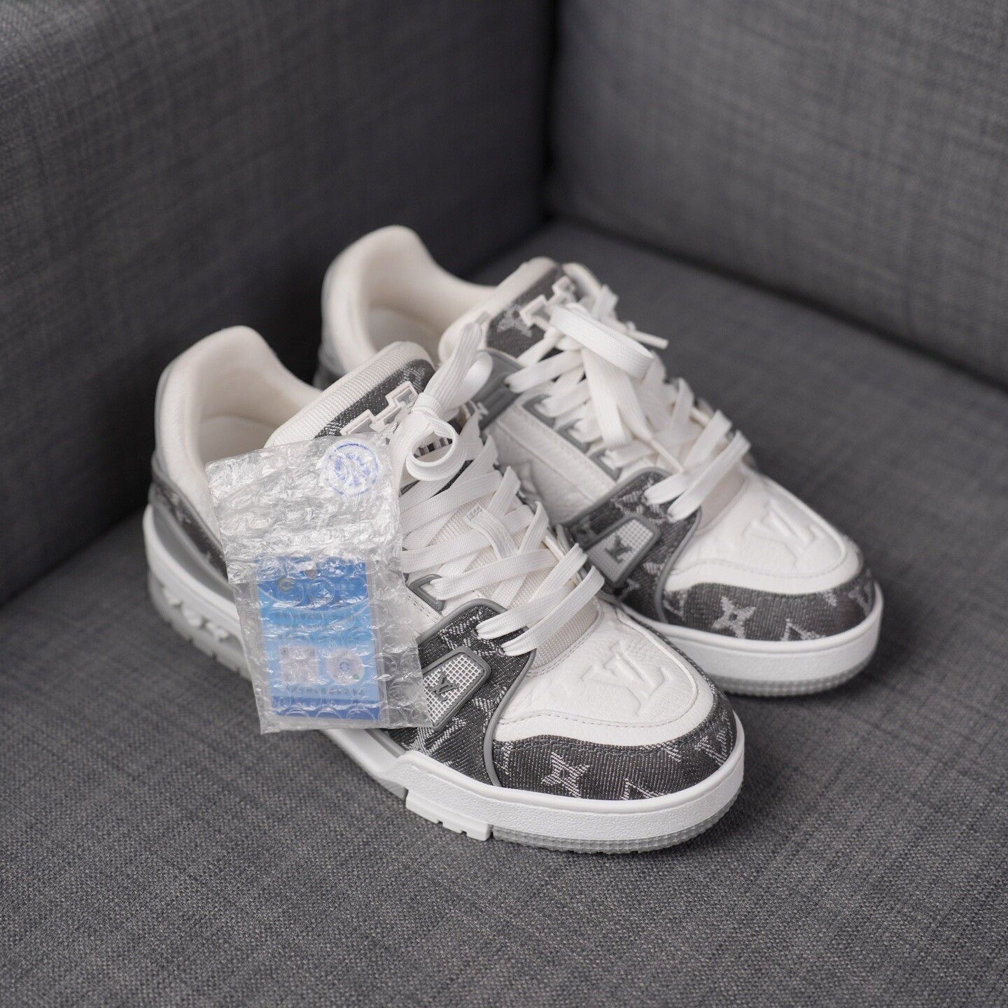 Louis Vuitton Louis Vuitton Training Denim White Lowtop Sneakers Women Size US 7.5 / IT 37.5 - 5 Thumbnail