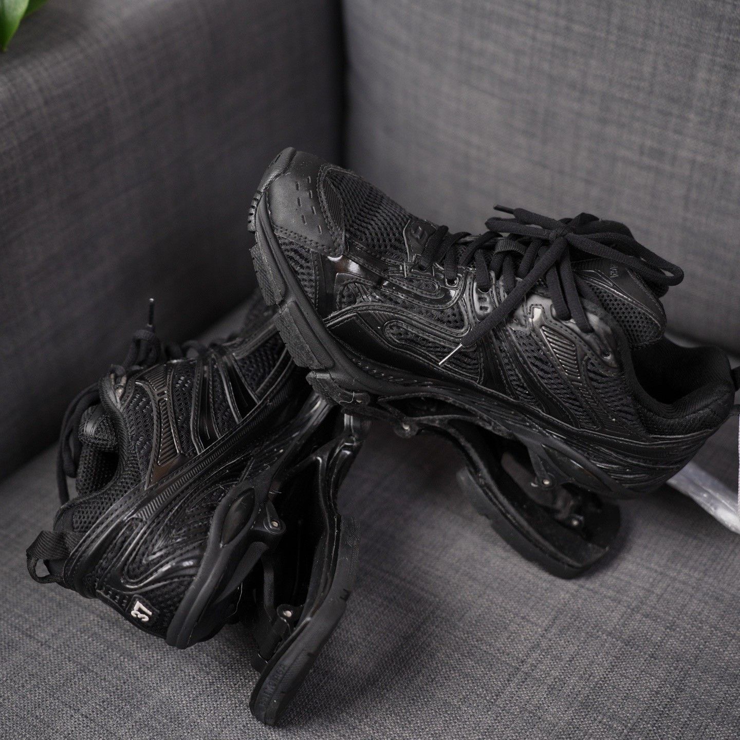 Balenciaga Balenciaga Black Lowtop Sneakers us_7 Women Size US 7 / IT 37 - 8 Thumbnail