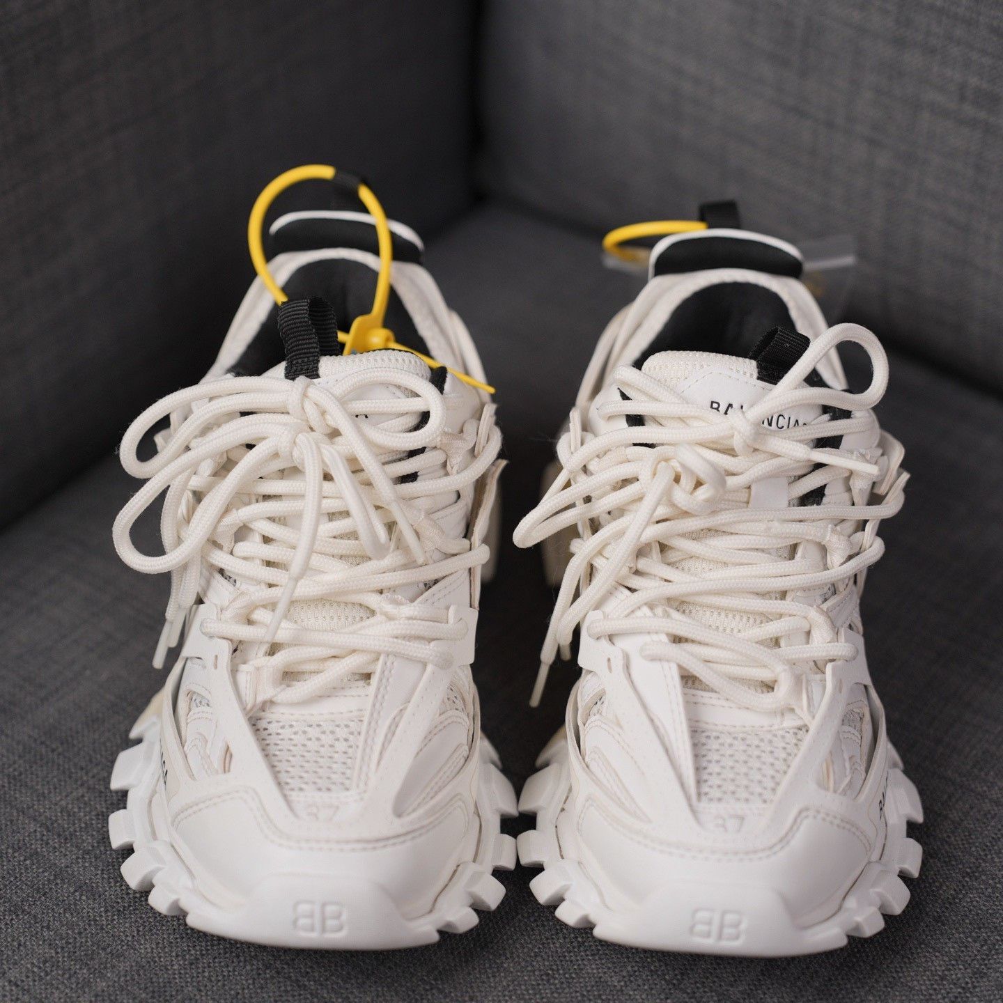 Balenciaga Balenciaga White Lowtop Sneakers us_7 Women Size US 7 / IT 37 - 4 Thumbnail