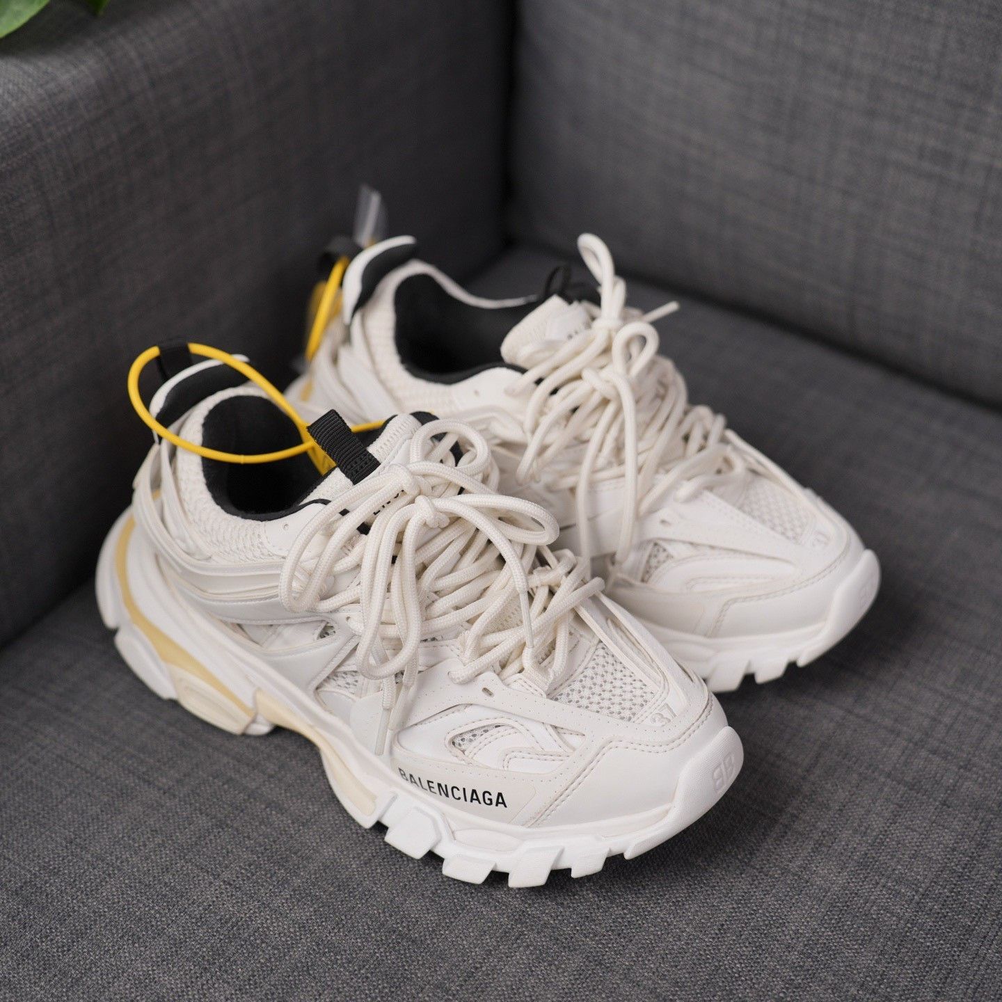 Balenciaga Balenciaga White Lowtop Sneakers us_7 Women Size US 7 / IT 37 - 5 Thumbnail