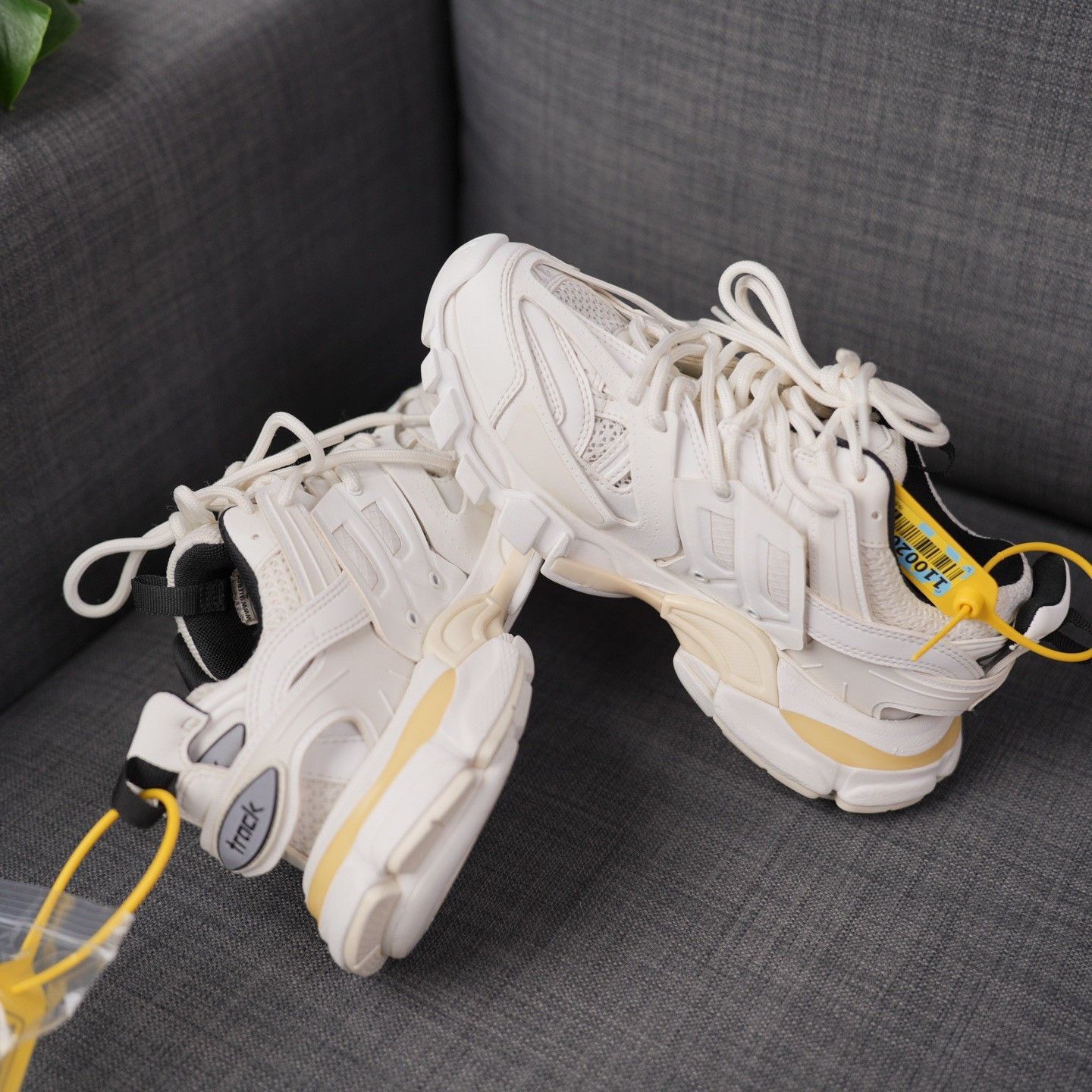 Balenciaga Balenciaga White Lowtop Sneakers us_7 Women Size US 7 / IT 37 - 8 Thumbnail