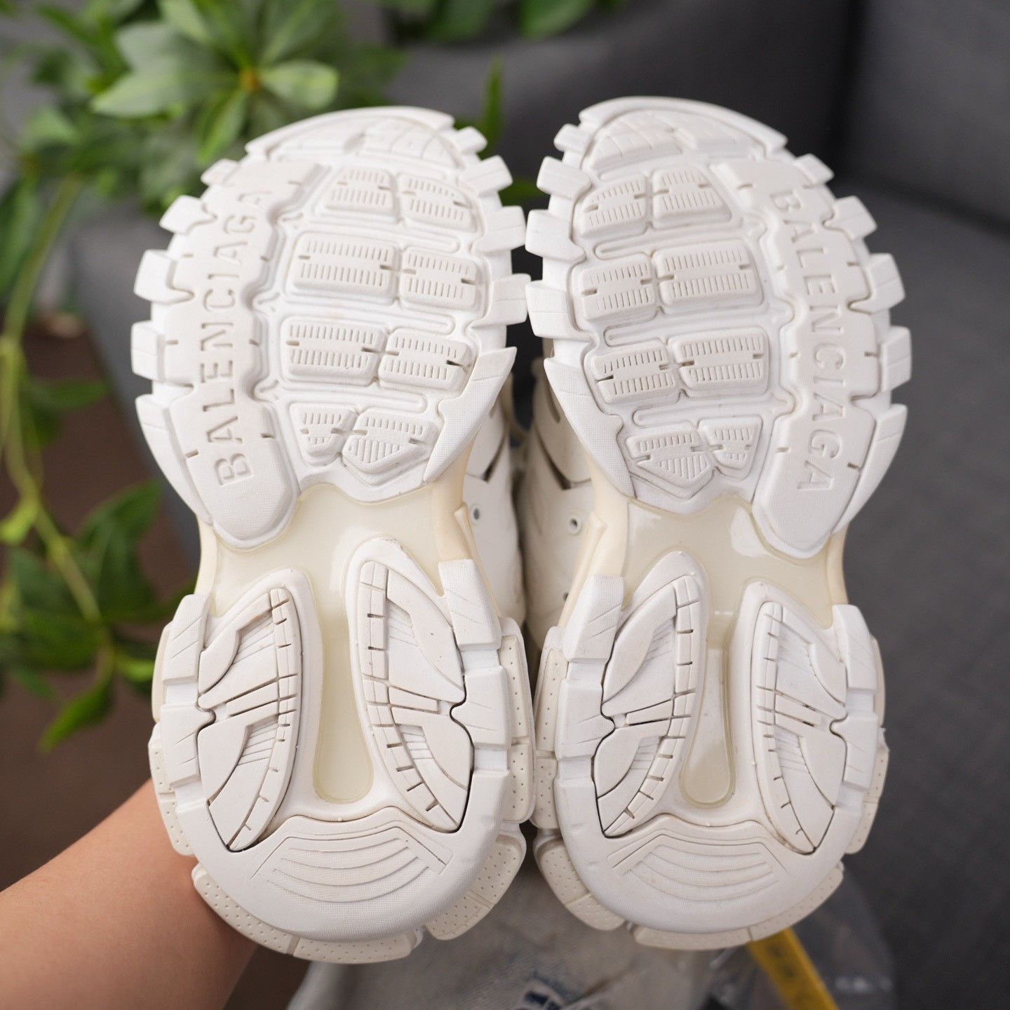 Balenciaga Balenciaga White Lowtop Sneakers us_7 Women Size US 7 / IT 37 - 9 Thumbnail