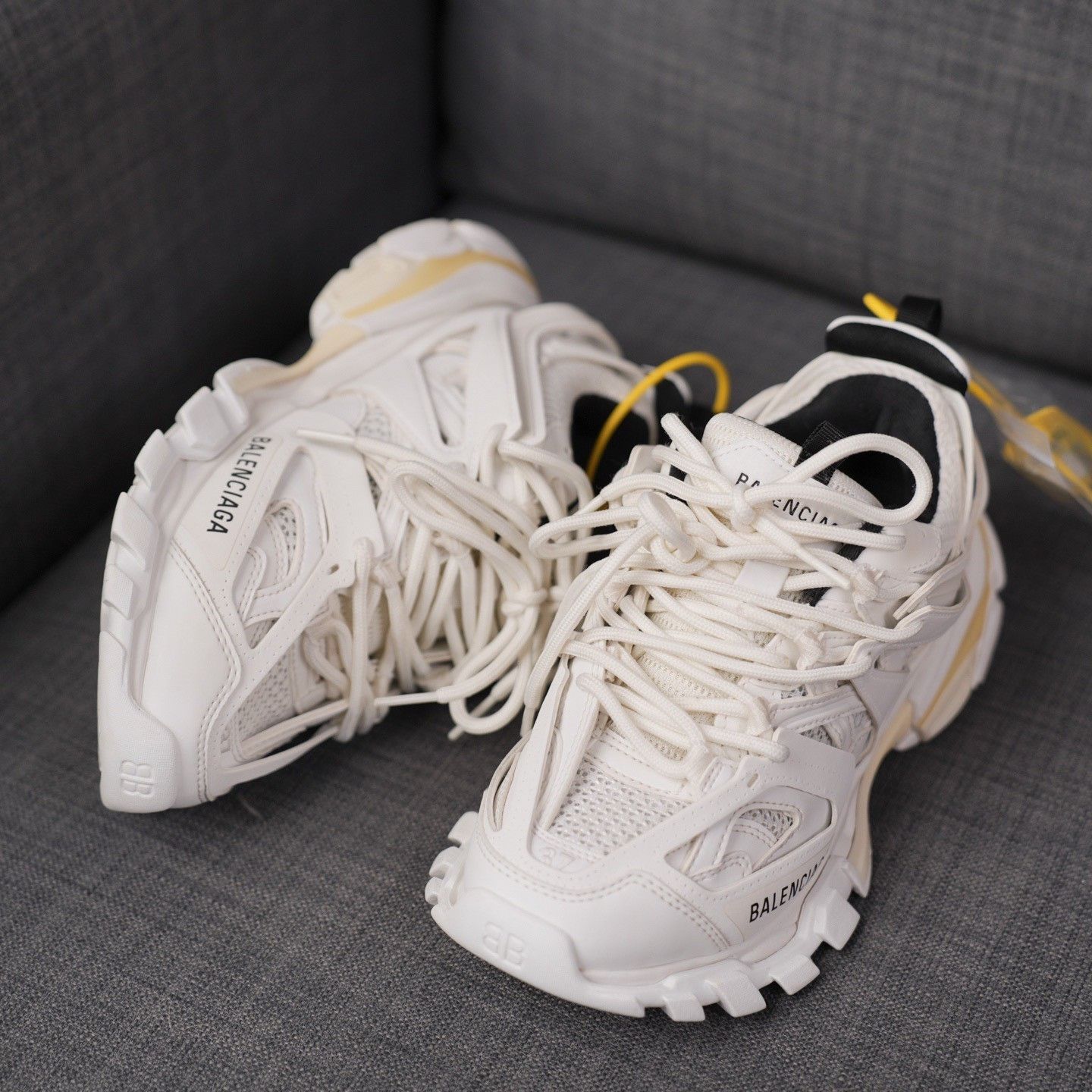 Balenciaga Balenciaga White Lowtop Sneakers us_7 Women Size US 7 / IT 37 - 2 Thumbnail