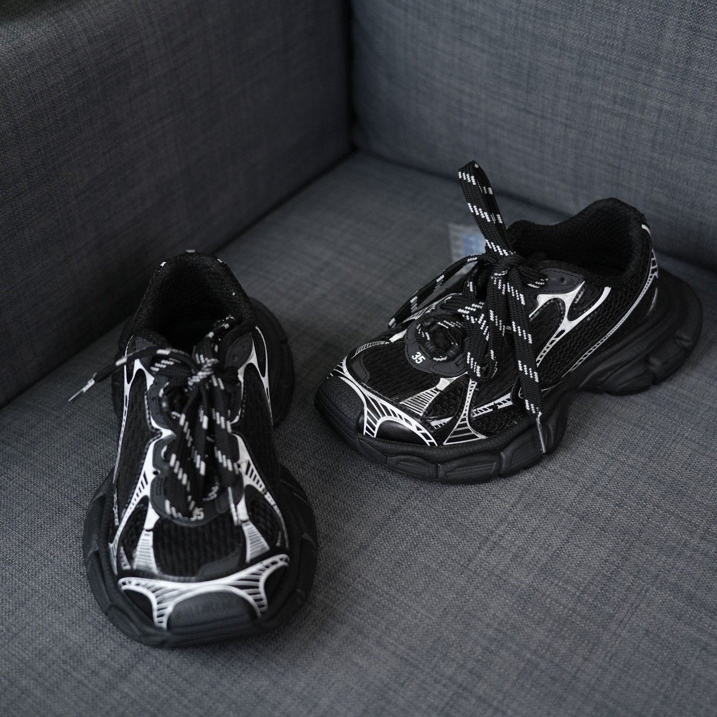 Balenciaga Balenciaga Black Lowtop Sneakers us_5 Women Size US 5 / IT 35 - 3 Thumbnail