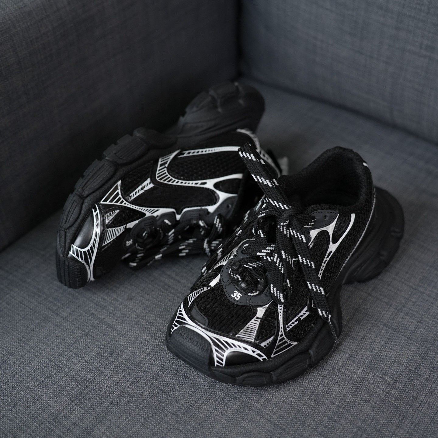 Balenciaga Balenciaga Black Lowtop Sneakers us_5 Women Size US 5 / IT 35 - 2 Thumbnail