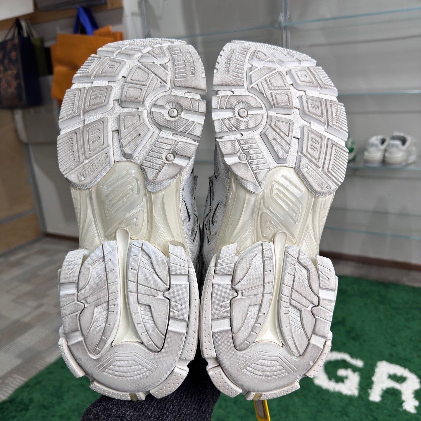 Balenciaga Balenciaga Running White Lowtop Sneakers 11 Men Size US 11 / EU 44 - 7 Thumbnail