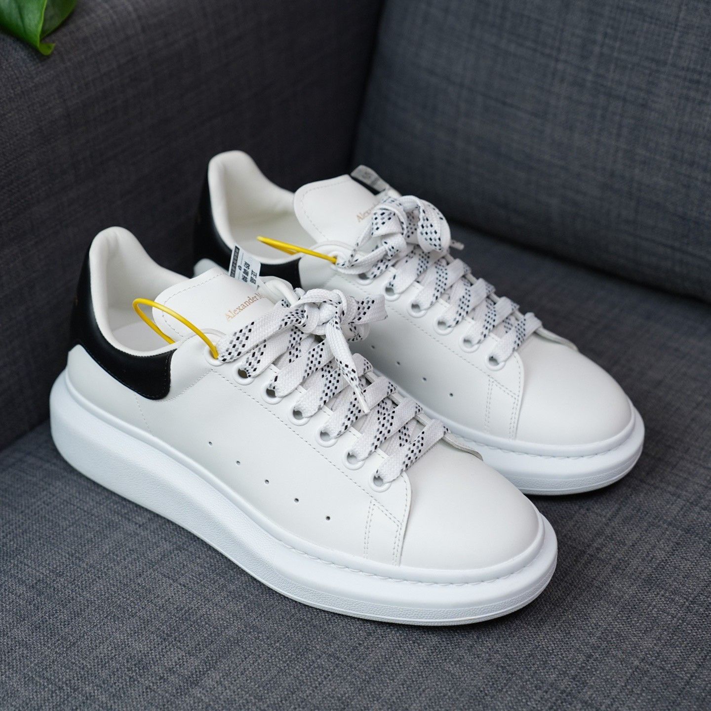 Alexander McQueen Alexander McQueen White Lowtop Sneakers 8 Men Size US 8 / EU 41 - 5 Thumbnail