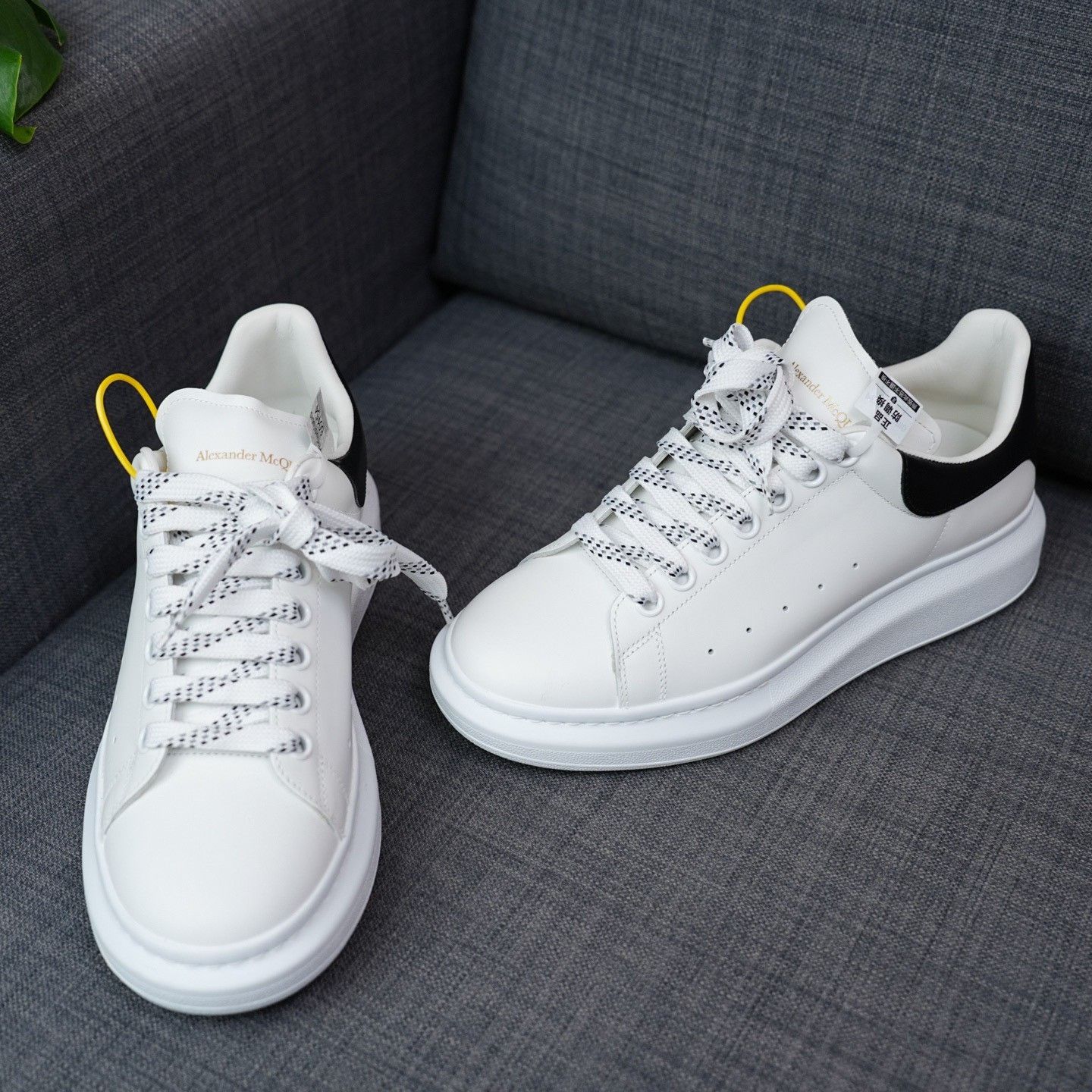 Alexander McQueen Alexander McQueen White Lowtop Sneakers 8 Men Size US 8 / EU 41 - 3 Thumbnail
