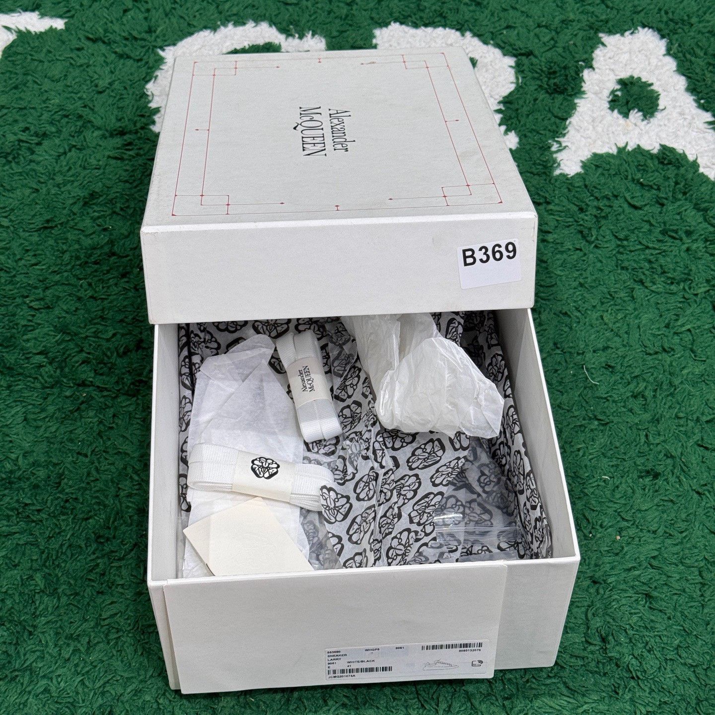 Alexander McQueen Alexander McQueen White Lowtop Sneakers 8 Men Size US 8 / EU 41 - 8 Thumbnail