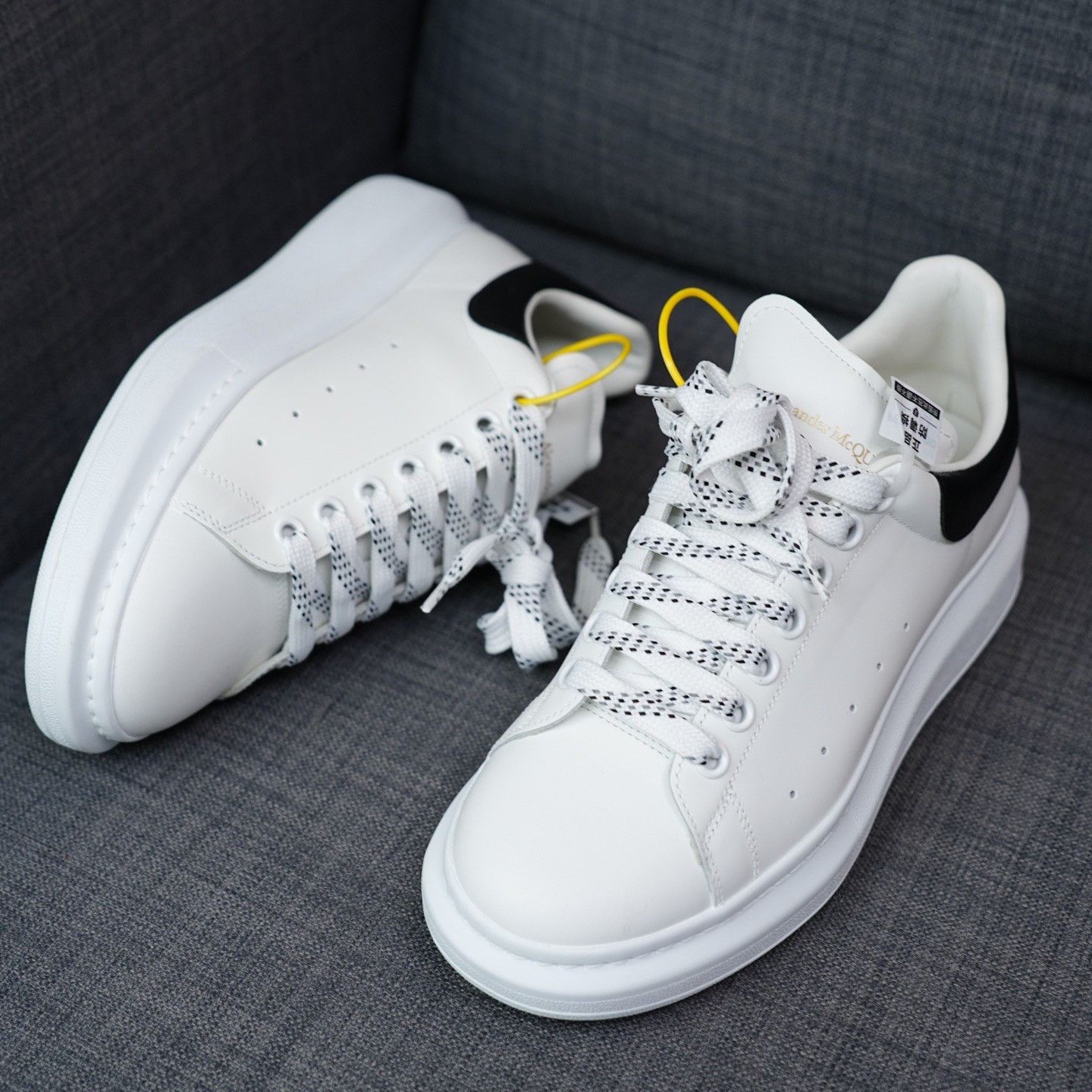 Alexander McQueen Alexander McQueen White Lowtop Sneakers 8 Men Size US 8 / EU 41 - 2 Thumbnail