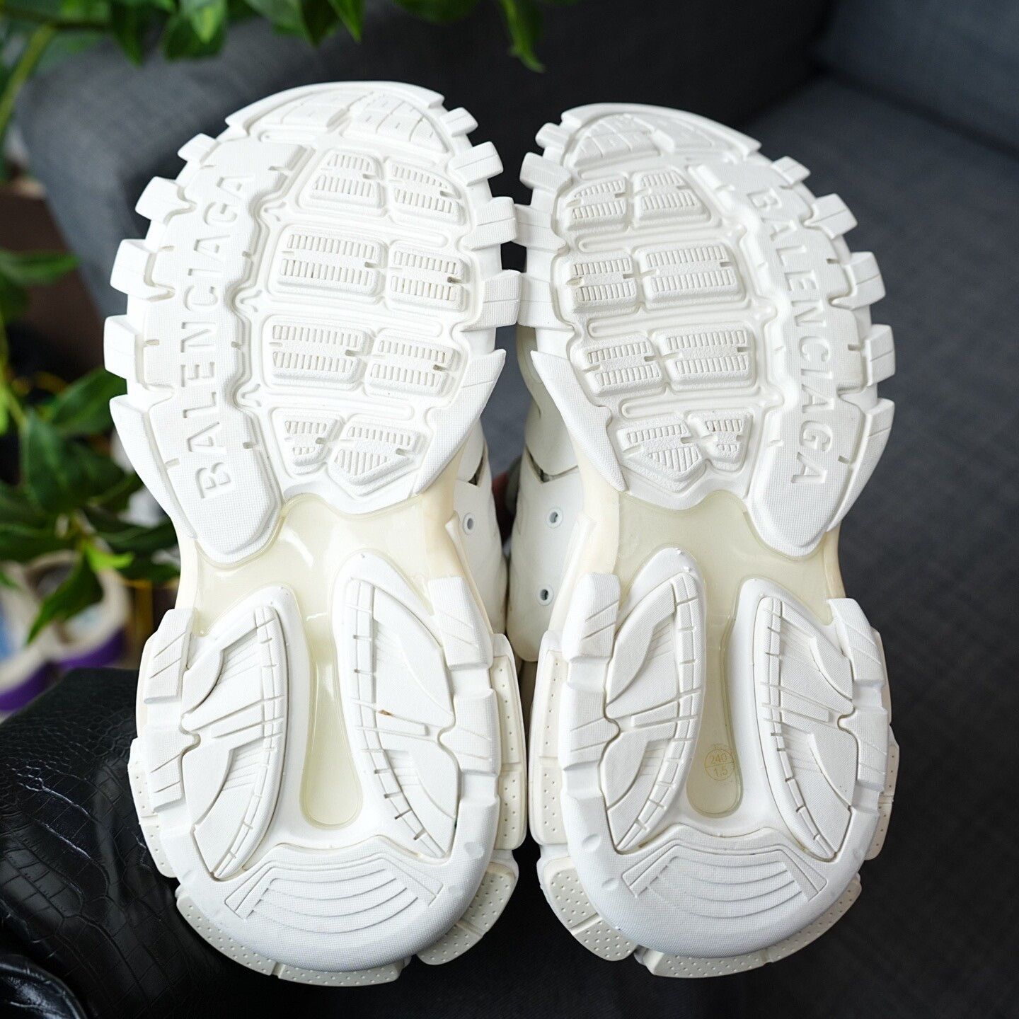 Balenciaga Balenciaga White Lowtop Sneakers us_8 Women Size US 8 / IT 38 - 9 Thumbnail
