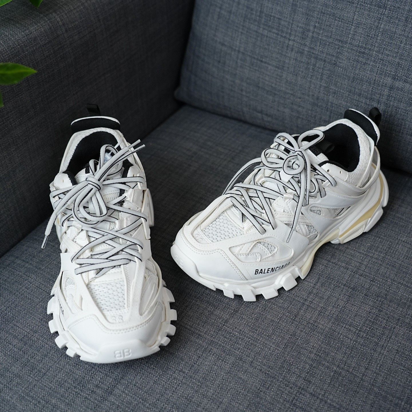 Balenciaga Balenciaga White Lowtop Sneakers us_8 Women Size US 8 / IT 38 - 3 Thumbnail
