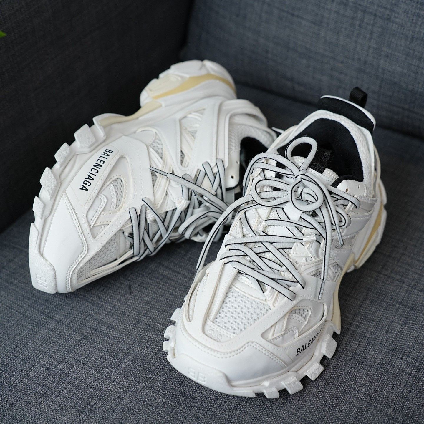 Balenciaga Balenciaga White Lowtop Sneakers us_8 Women Size US 8 / IT 38 - 2 Thumbnail
