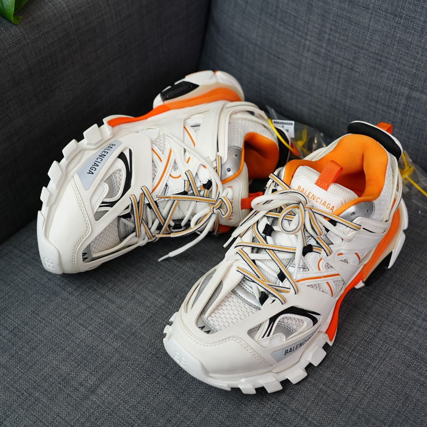 Balenciaga Balenciaga White Lowtop Sneakers 11 Men Size US 11 / EU 44 - 2 Thumbnail