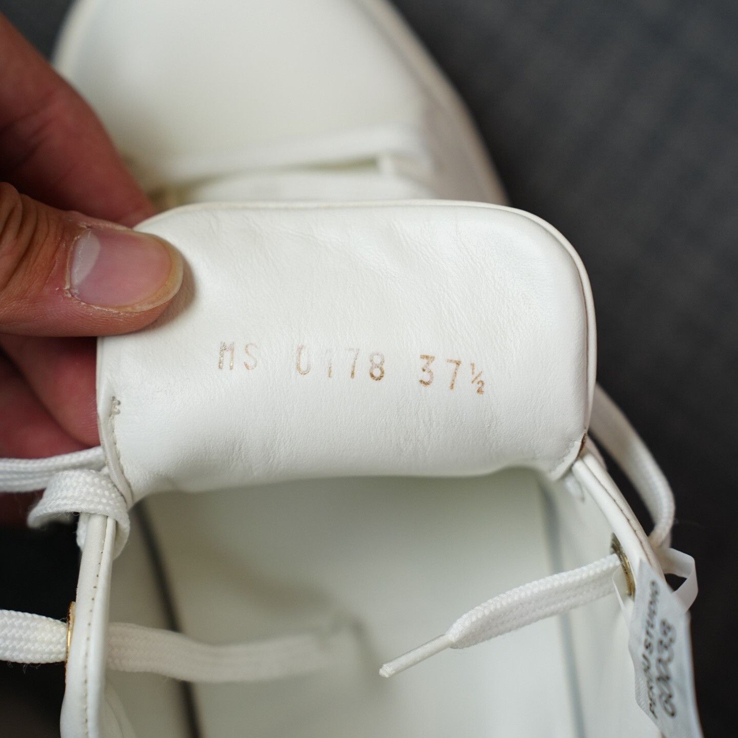 Louis Vuitton Louis Vuitton White Lowtop Sneakers us_7-5 Women Size US 7.5 / IT 37.5 - 7 Thumbnail