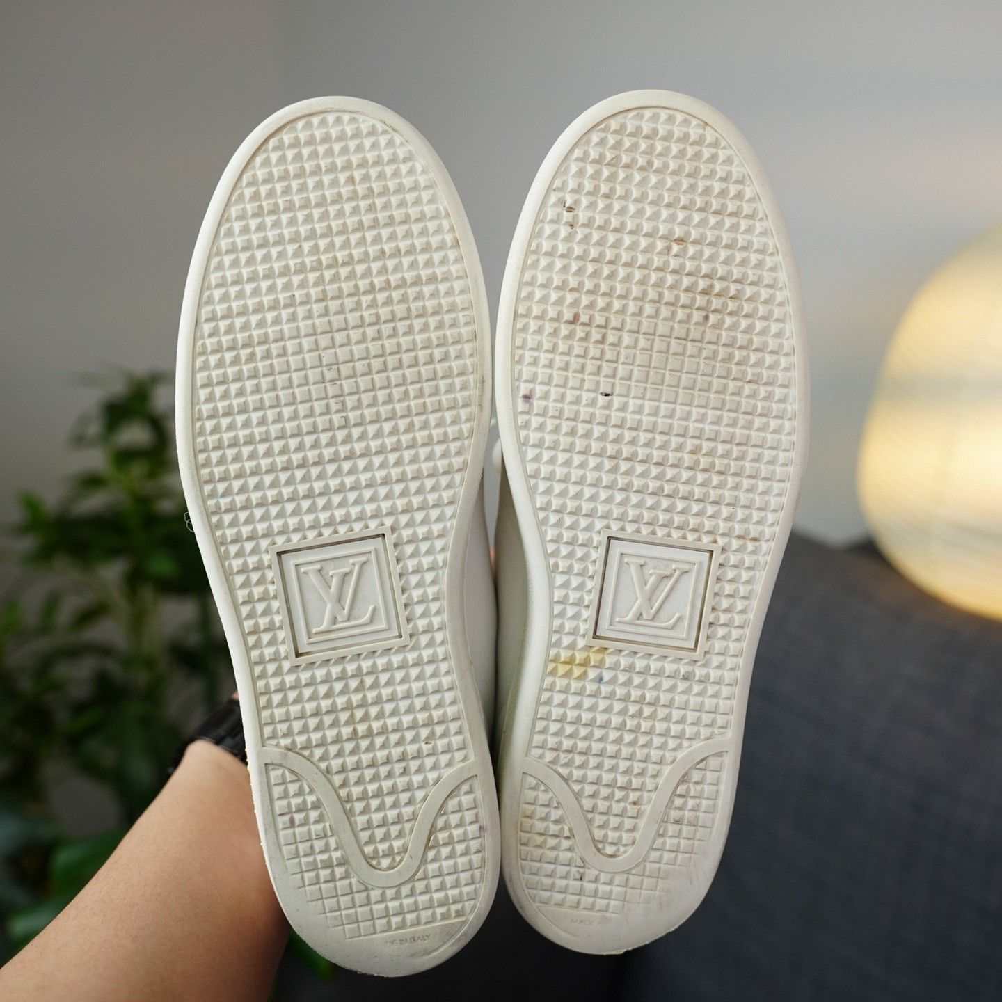 Louis Vuitton Louis Vuitton White Lowtop Sneakers us_7-5 Women Size US 7.5 / IT 37.5 - 8 Thumbnail