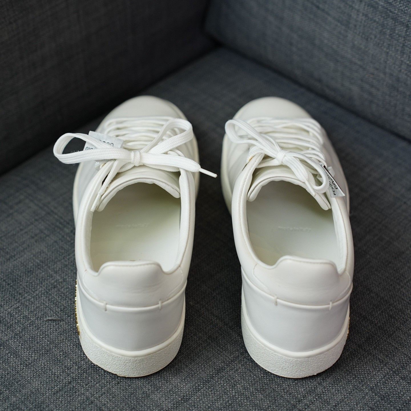 Louis Vuitton Louis Vuitton White Lowtop Sneakers us_7-5 Women Size US 7.5 / IT 37.5 - 6 Thumbnail