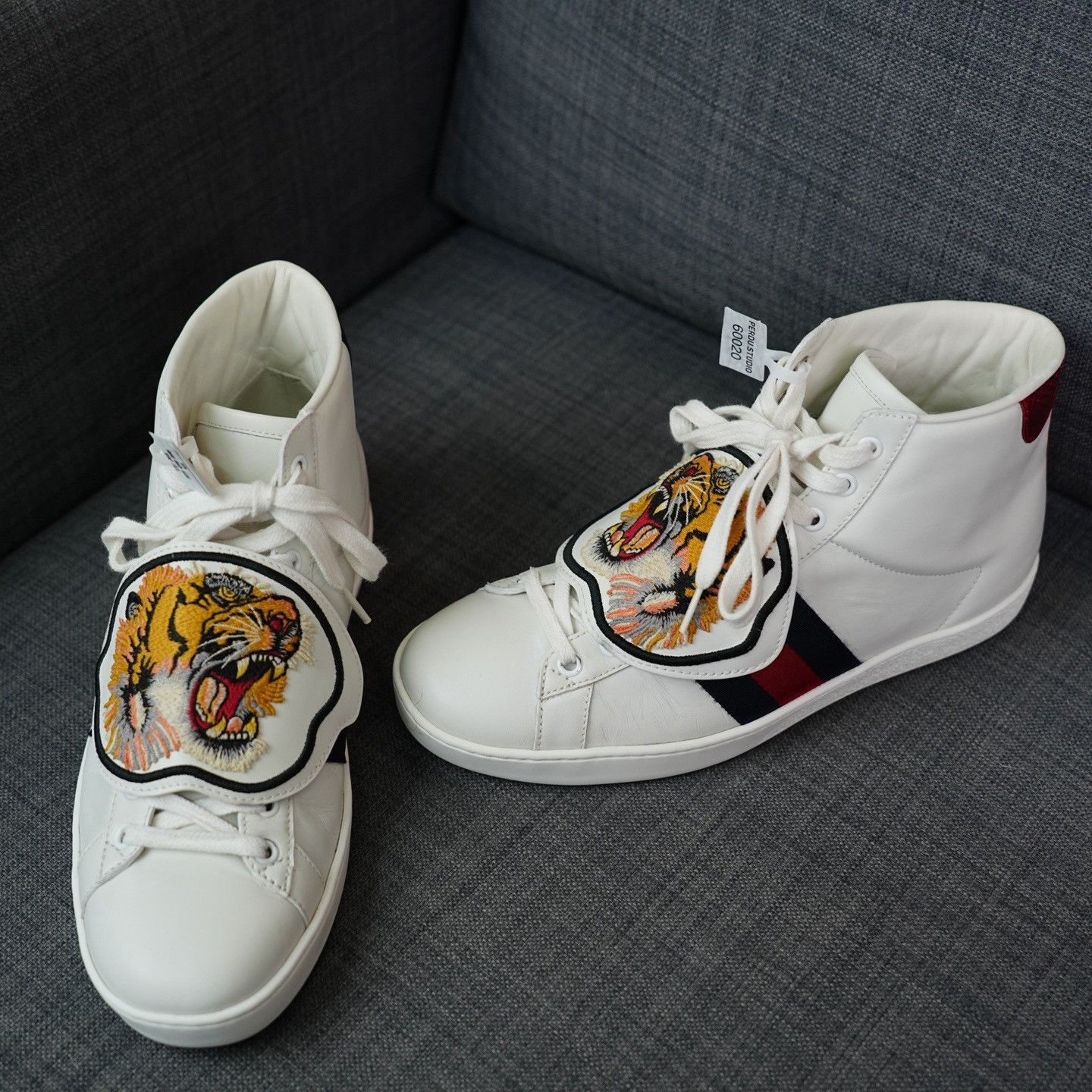 Gucci Gucci Tiger Embroidered White Hitop Sneakers us_9 Women Size US 9 / IT 39 - 3 Thumbnail