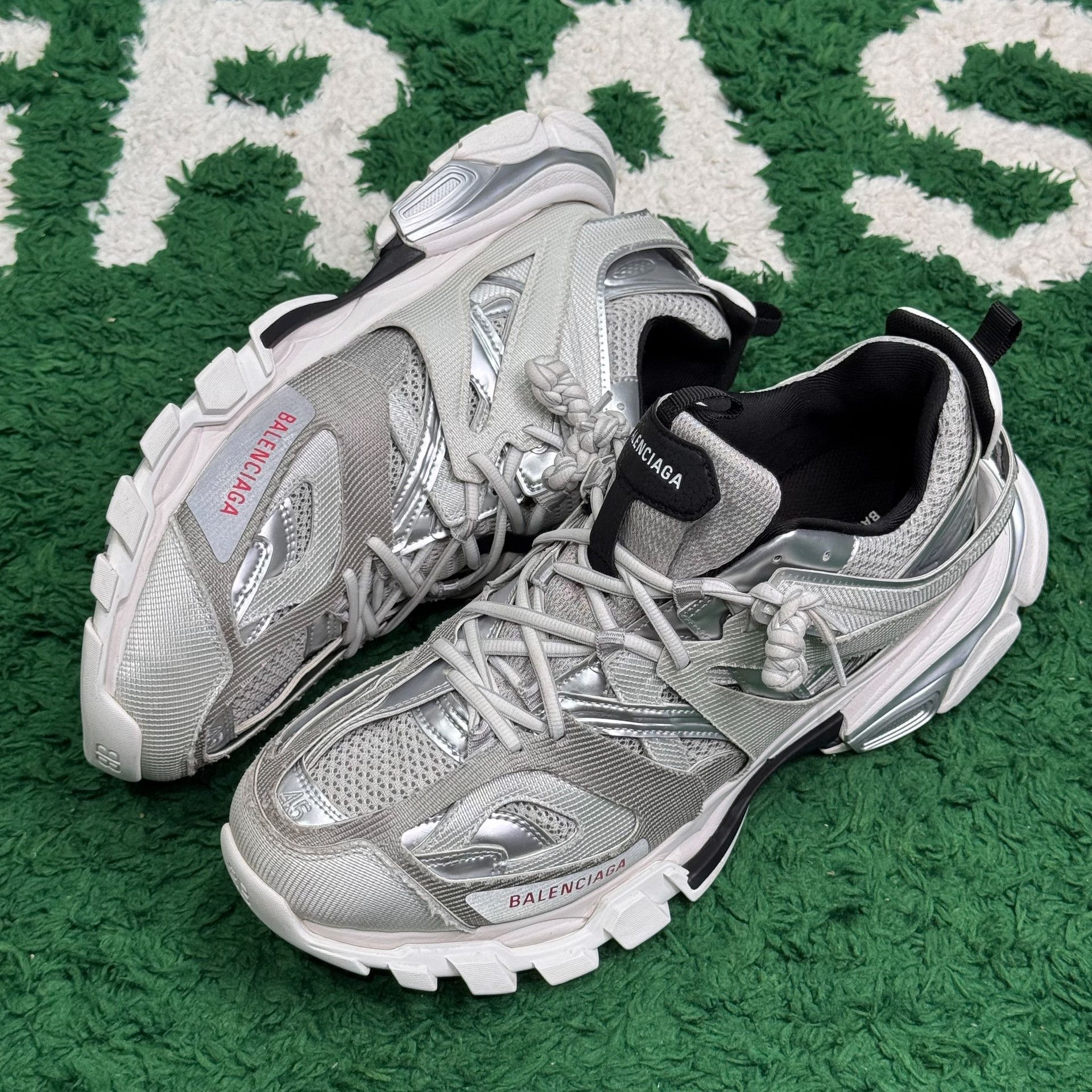 Balenciaga Balenciaga Silver Lowtop Sneakers 12 Men Size US 12 / EU 45 - 2 Thumbnail