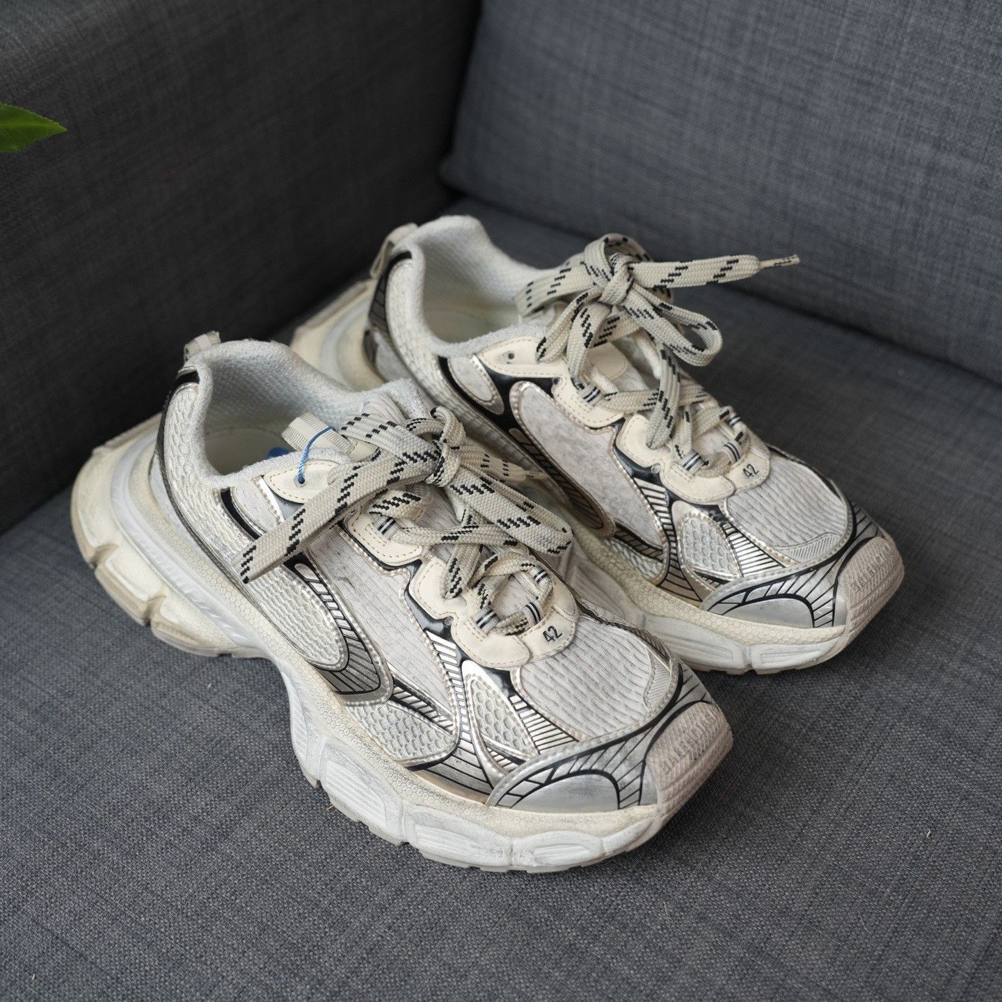Balenciaga Balenciaga Gold Lowtop Sneakers 9 Men Size US 9 / EU 42 - 5 Thumbnail