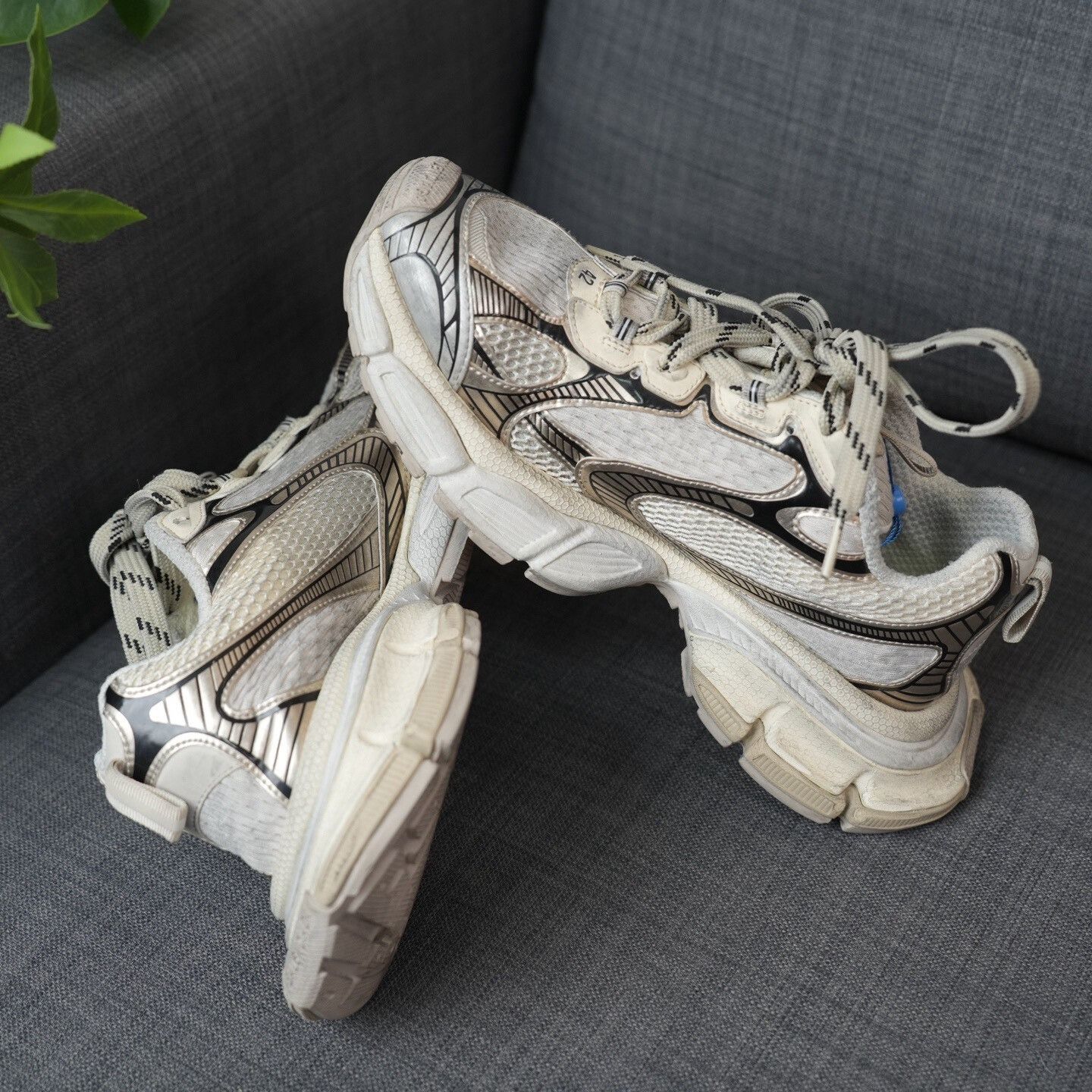 Balenciaga Balenciaga Gold Lowtop Sneakers 9 Men Size US 9 / EU 42 - 7 Thumbnail