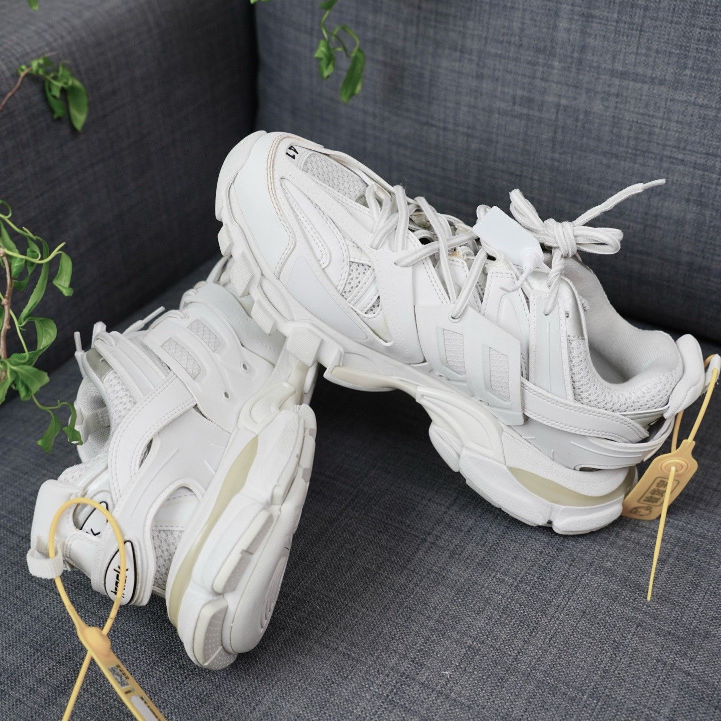 Balenciaga Balenciaga White Lowtop Sneakers us_11 Women Size US 11 / IT 41 - 8 Thumbnail