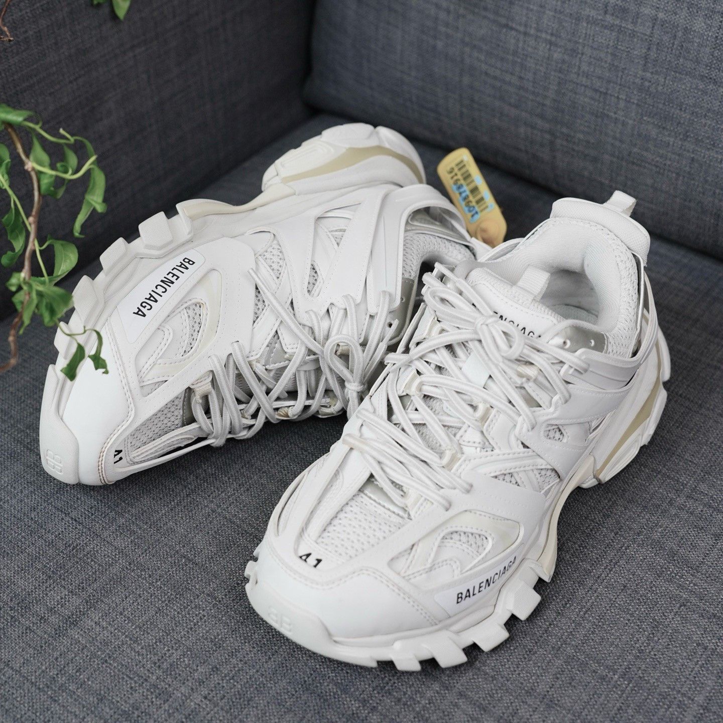 Balenciaga Balenciaga White Lowtop Sneakers us_11 Women Size US 11 / IT 41 - 2 Thumbnail