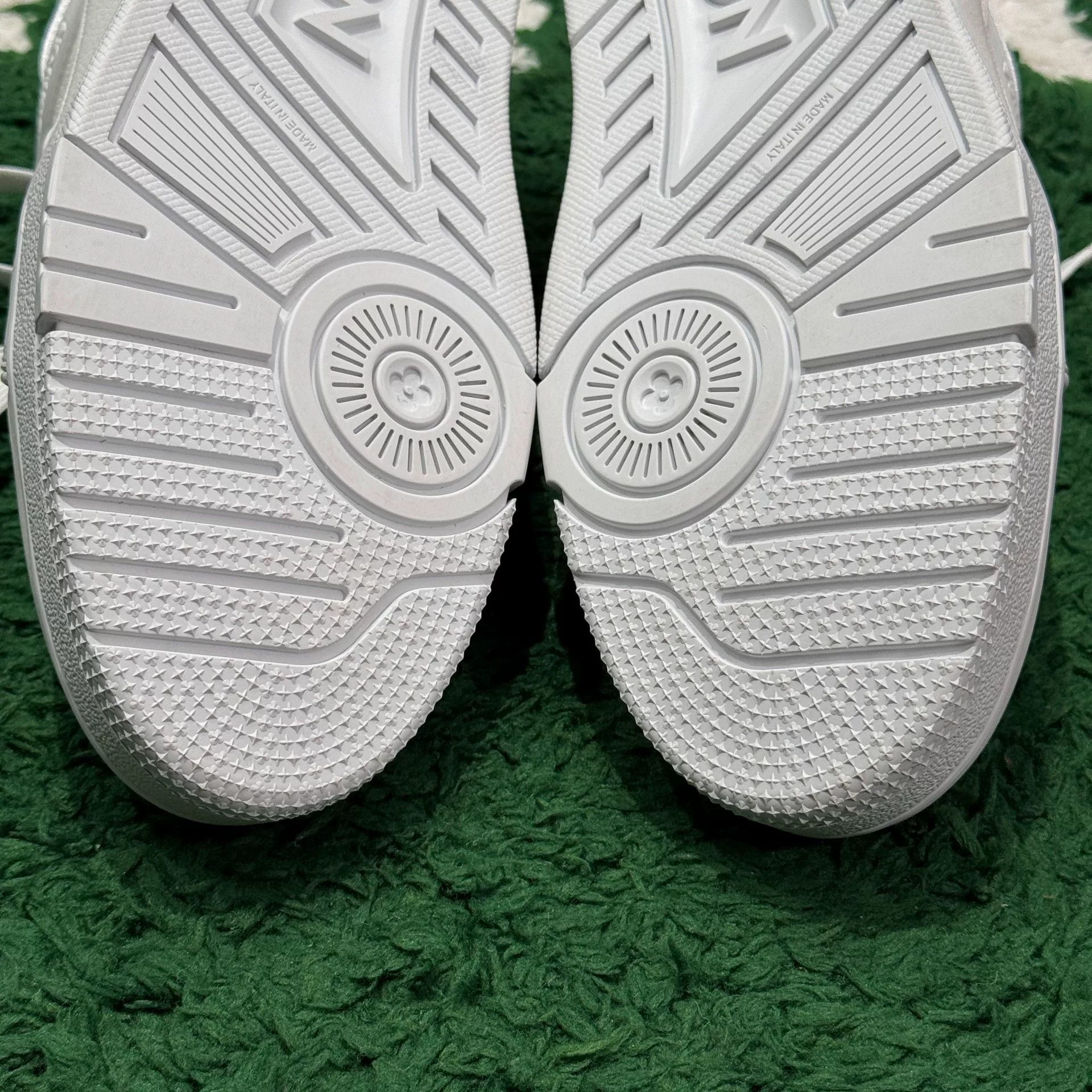 Louis Vuitton Louis Vuitton Training White Lowtop Sneakers 11 Men Size US 11 / EU 44 - 8 Thumbnail