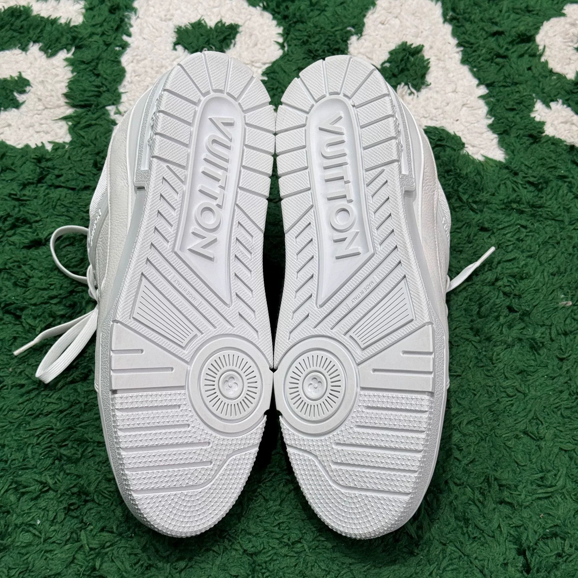 Louis Vuitton Louis Vuitton Training White Lowtop Sneakers 11 Men Size US 11 / EU 44 - 7 Thumbnail