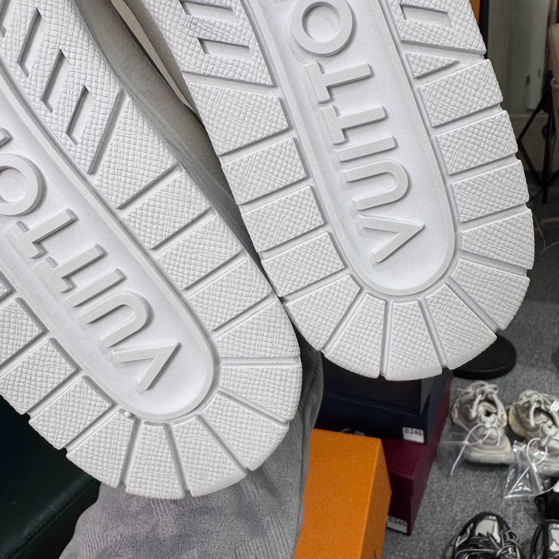 Louis Vuitton Louis Vuitton Training White Lowtop Sneakers 11 Men Size US 11 / EU 44 - 9 Thumbnail