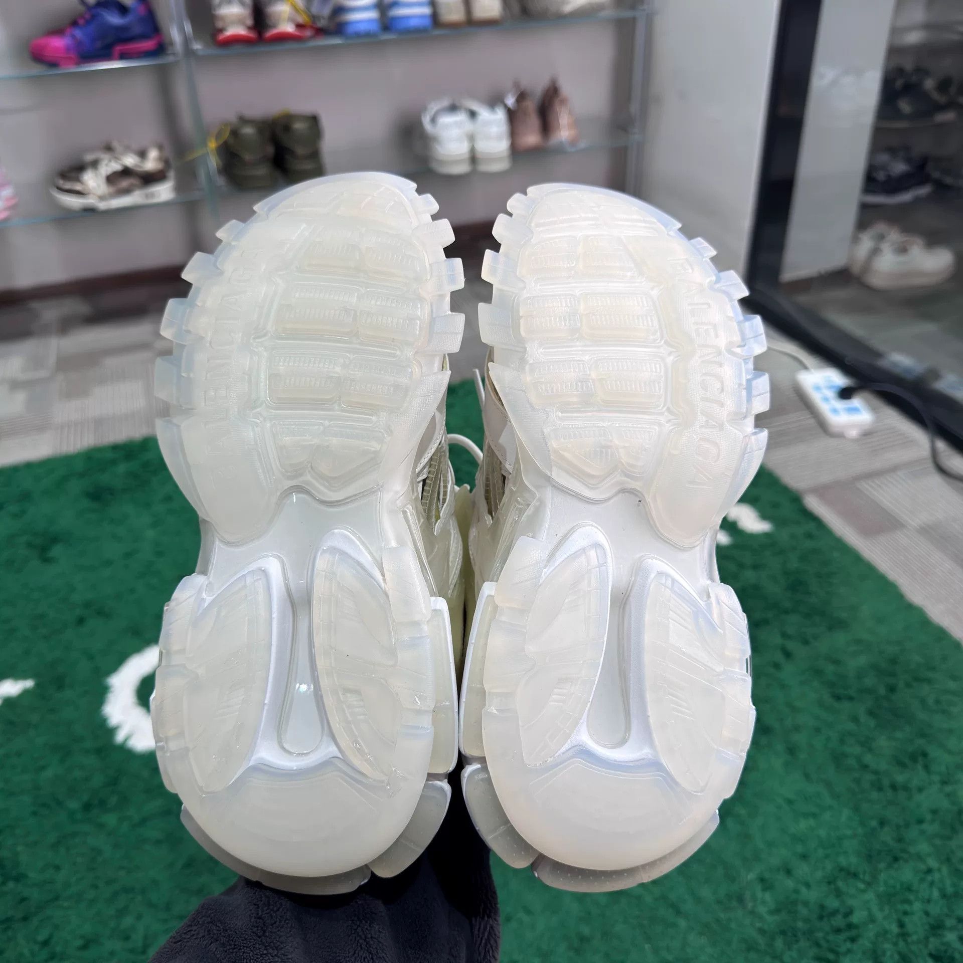 Balenciaga Balenciaga White Lowtop Sneakers us_8 Women Size US 8 / IT 38 - 6 Thumbnail