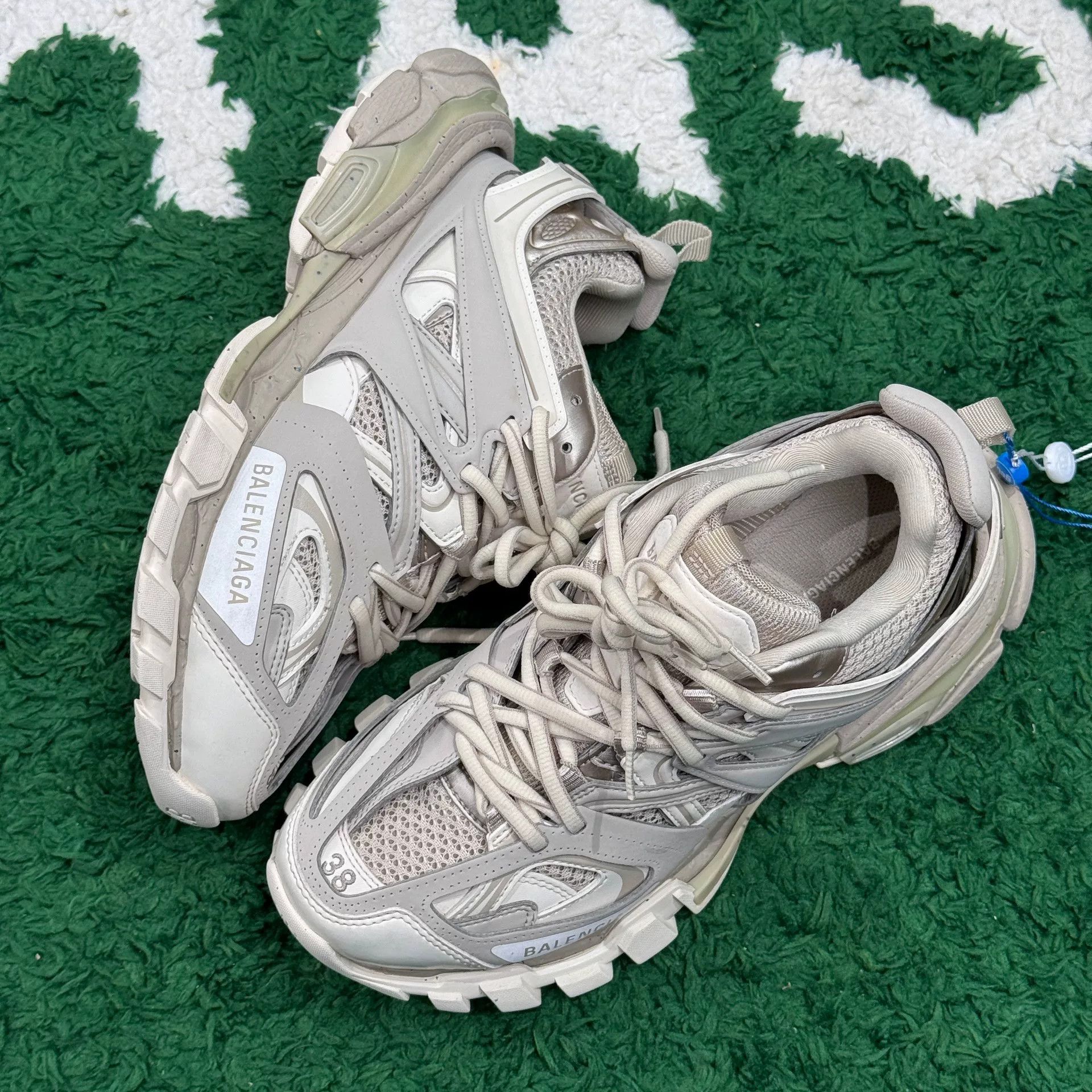 Balenciaga Balenciaga White Lowtop Sneakers us_8 Women Size US 8 / IT 38 - 2 Thumbnail