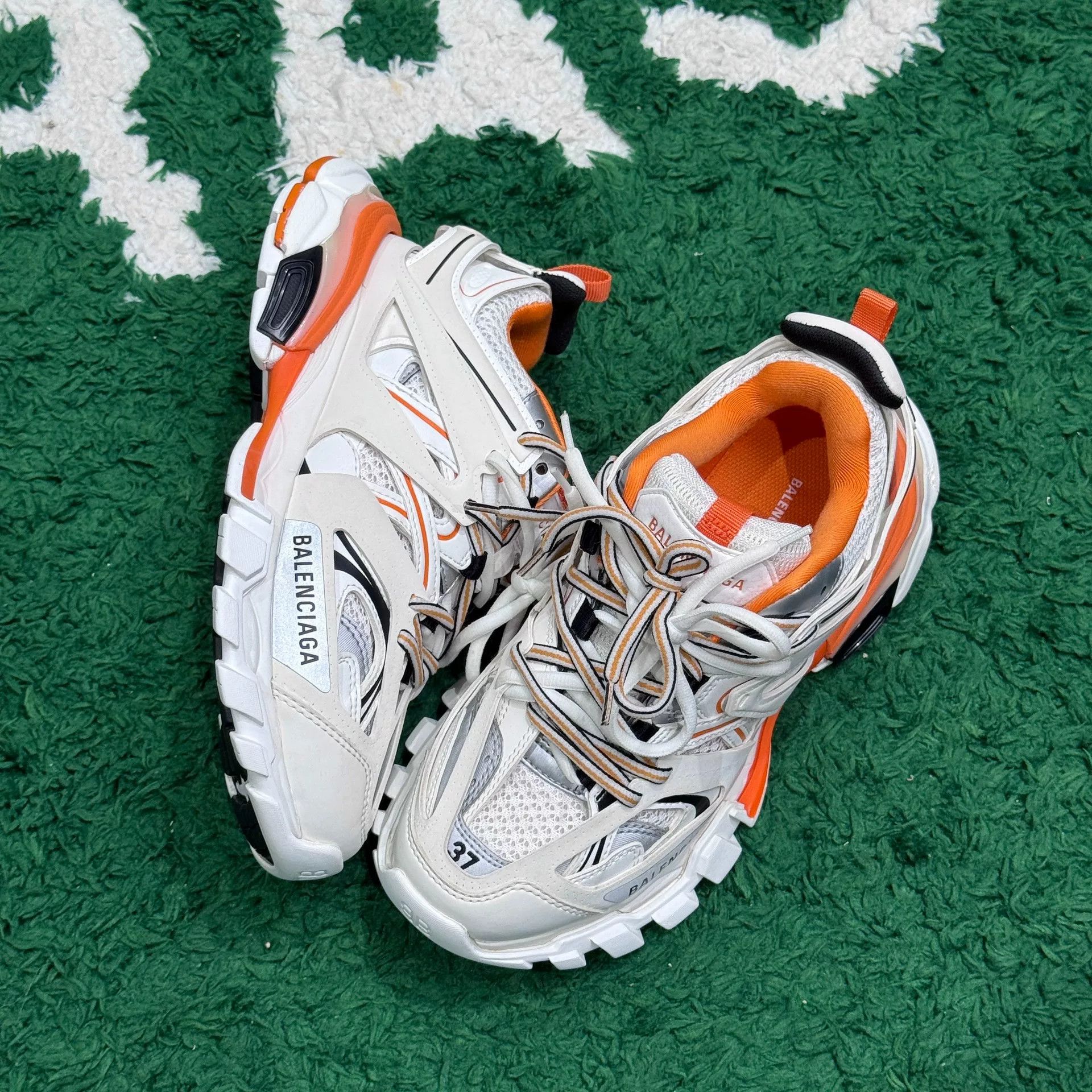 Balenciaga Balenciaga White Lowtop Sneakers us_7 Women Size US 7 / IT 37 - 2 Thumbnail
