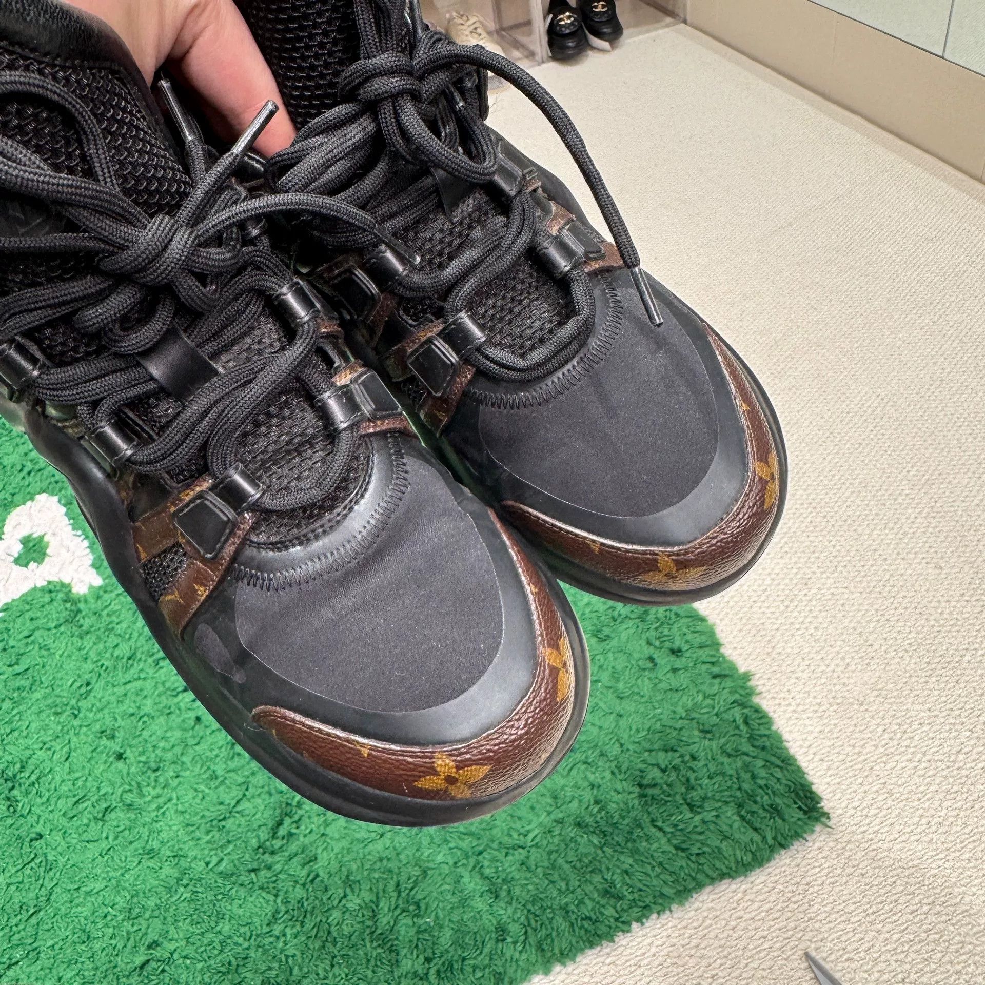 Louis Vuitton Louis Vuitton Black Lowtop Sneakers us_8 Women Size US 8 / IT 38 - 5 Thumbnail