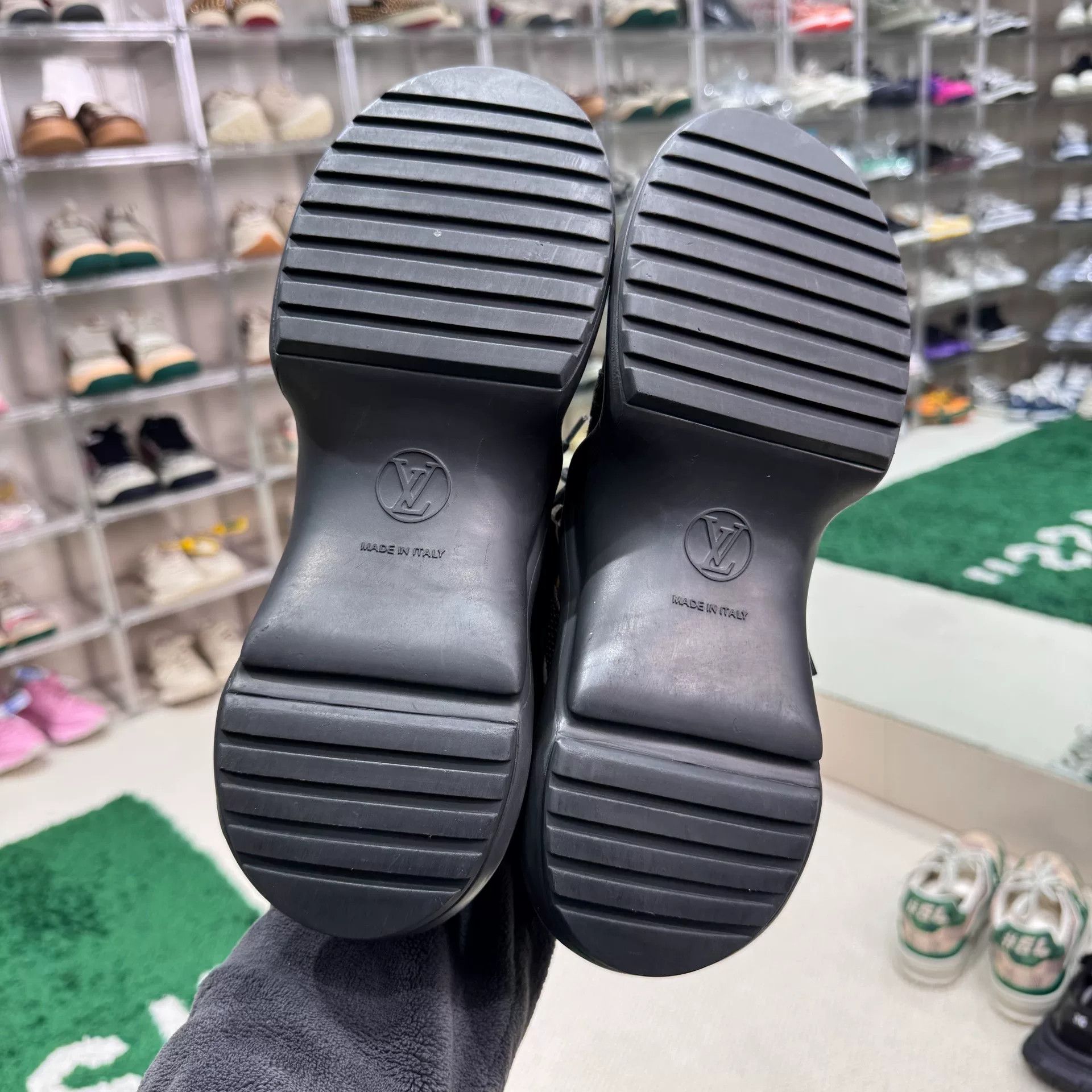 Louis Vuitton Louis Vuitton Black Lowtop Sneakers us_8 Women Size US 8 / IT 38 - 9 Thumbnail