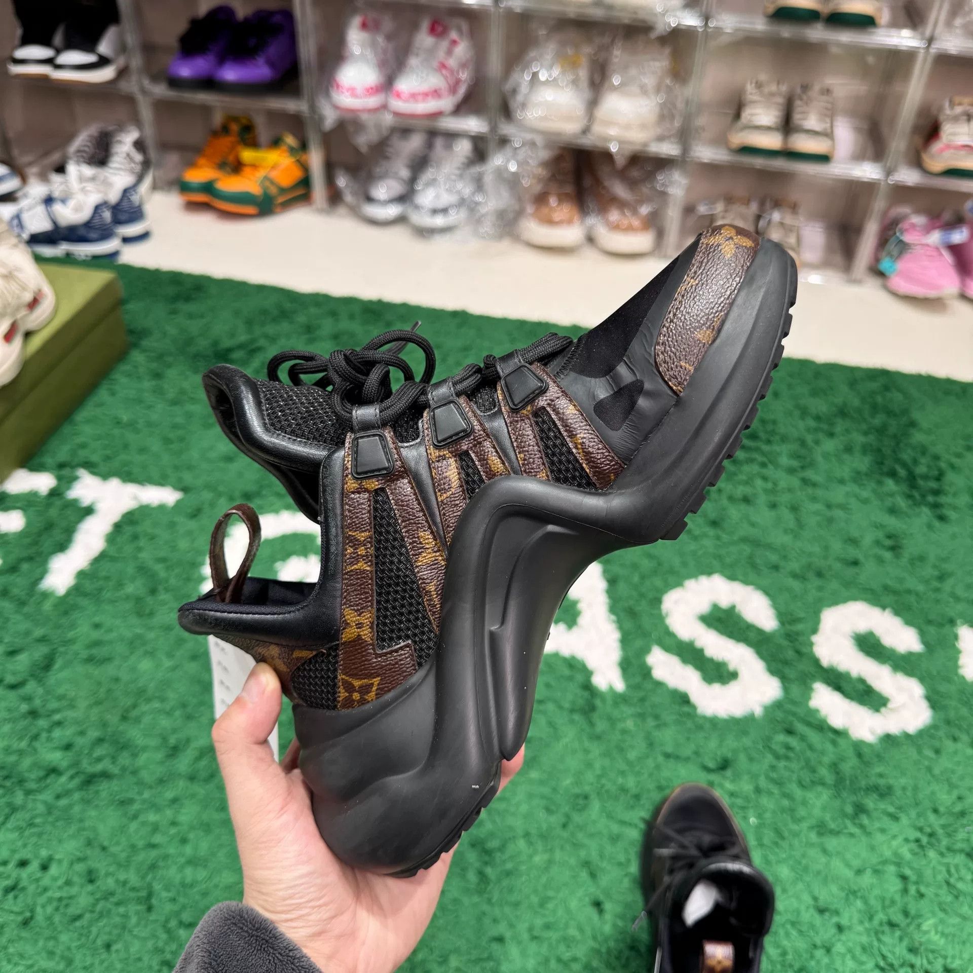 Louis Vuitton Louis Vuitton Black Lowtop Sneakers us_8 Women Size US 8 / IT 38 - 6 Thumbnail