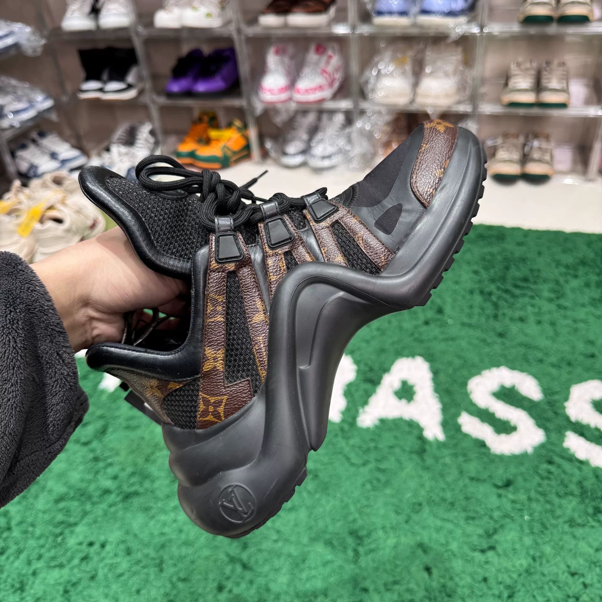 Louis Vuitton Louis Vuitton Black Lowtop Sneakers us_8 Women Size US 8 / IT 38 - 3 Thumbnail