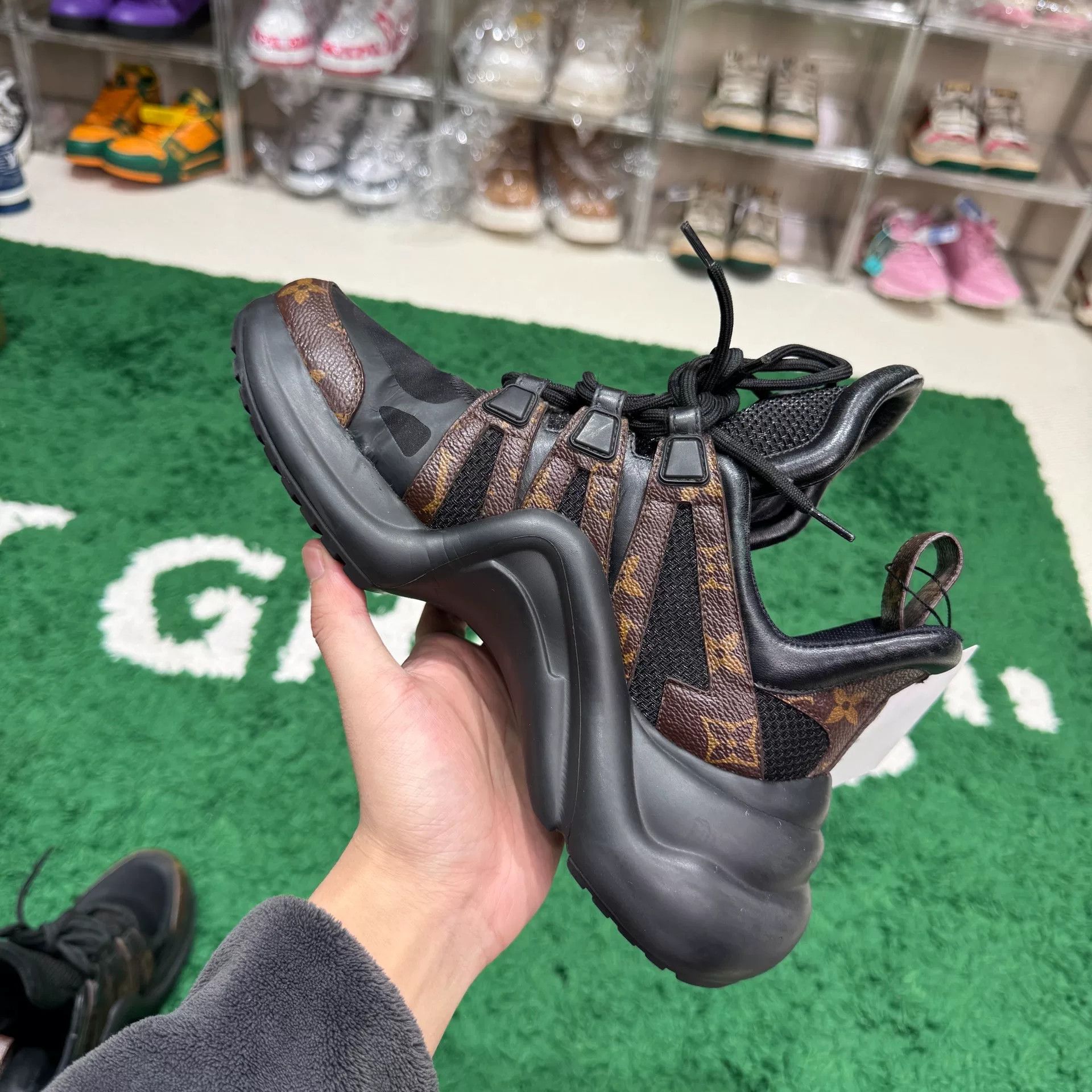 Louis Vuitton Louis Vuitton Black Lowtop Sneakers us_8 Women Size US 8 / IT 38 - 7 Thumbnail