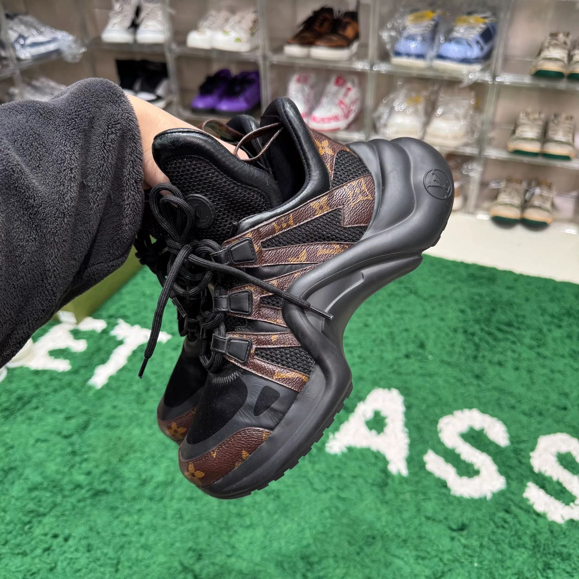 Louis Vuitton Louis Vuitton Black Lowtop Sneakers us_8 Women Size US 8 / IT 38 - 4 Thumbnail