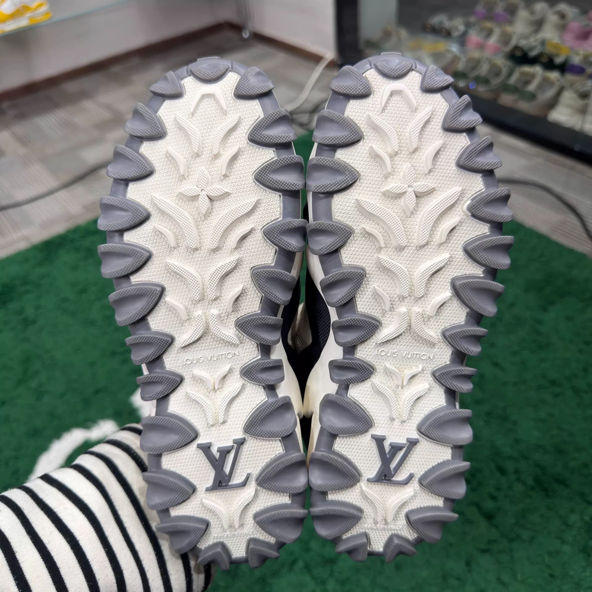Louis Vuitton Louis Vuitton Casual Black Lowtop Sneakers us_7 Women Size US 7 / IT 37 - 6 Thumbnail
