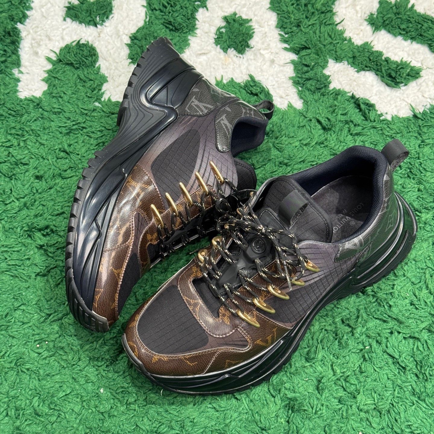 Louis Vuitton Louis Vuitton Black Lowtop Sneakers 8.5 Men Size US 8.5 / EU 41-42 - 2 Thumbnail