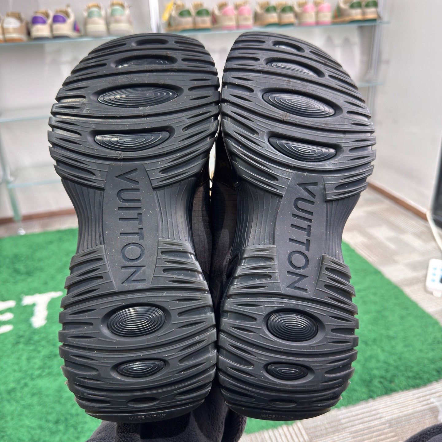 Louis Vuitton Louis Vuitton Black Lowtop Sneakers 8.5 Men Size US 8.5 / EU 41-42 - 8 Thumbnail