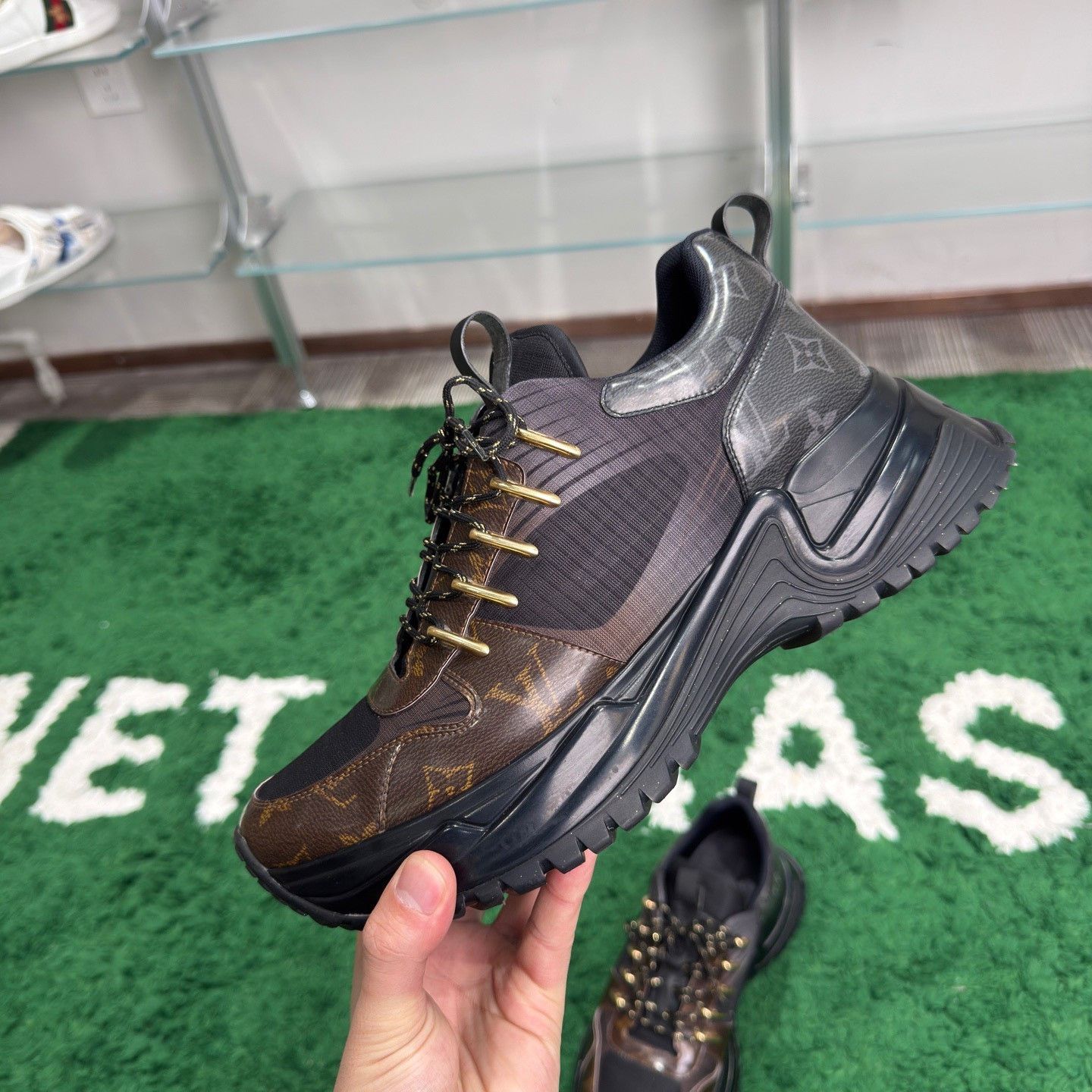 Louis Vuitton Louis Vuitton Black Lowtop Sneakers 8.5 Men Size US 8.5 / EU 41-42 - 3 Thumbnail