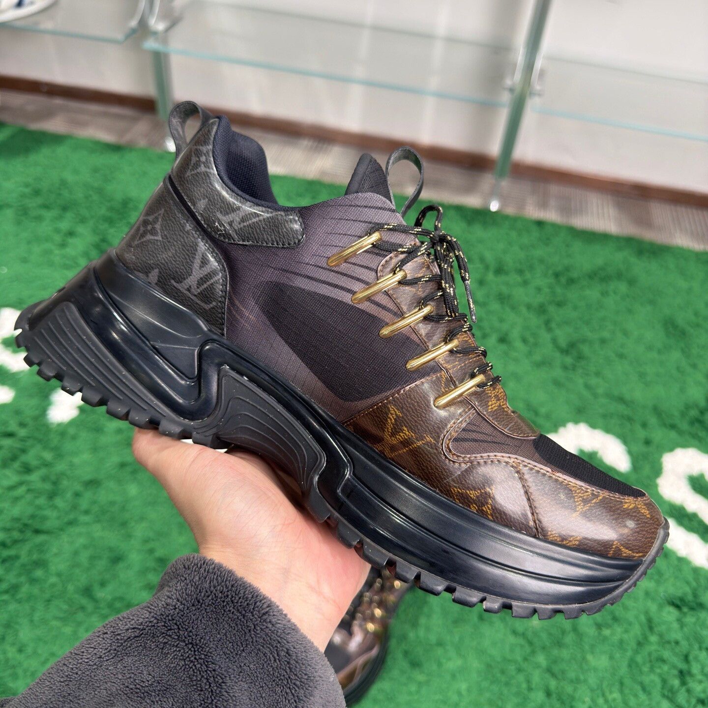 Louis Vuitton Louis Vuitton Black Lowtop Sneakers 8.5 Men Size US 8.5 / EU 41-42 - 4 Thumbnail