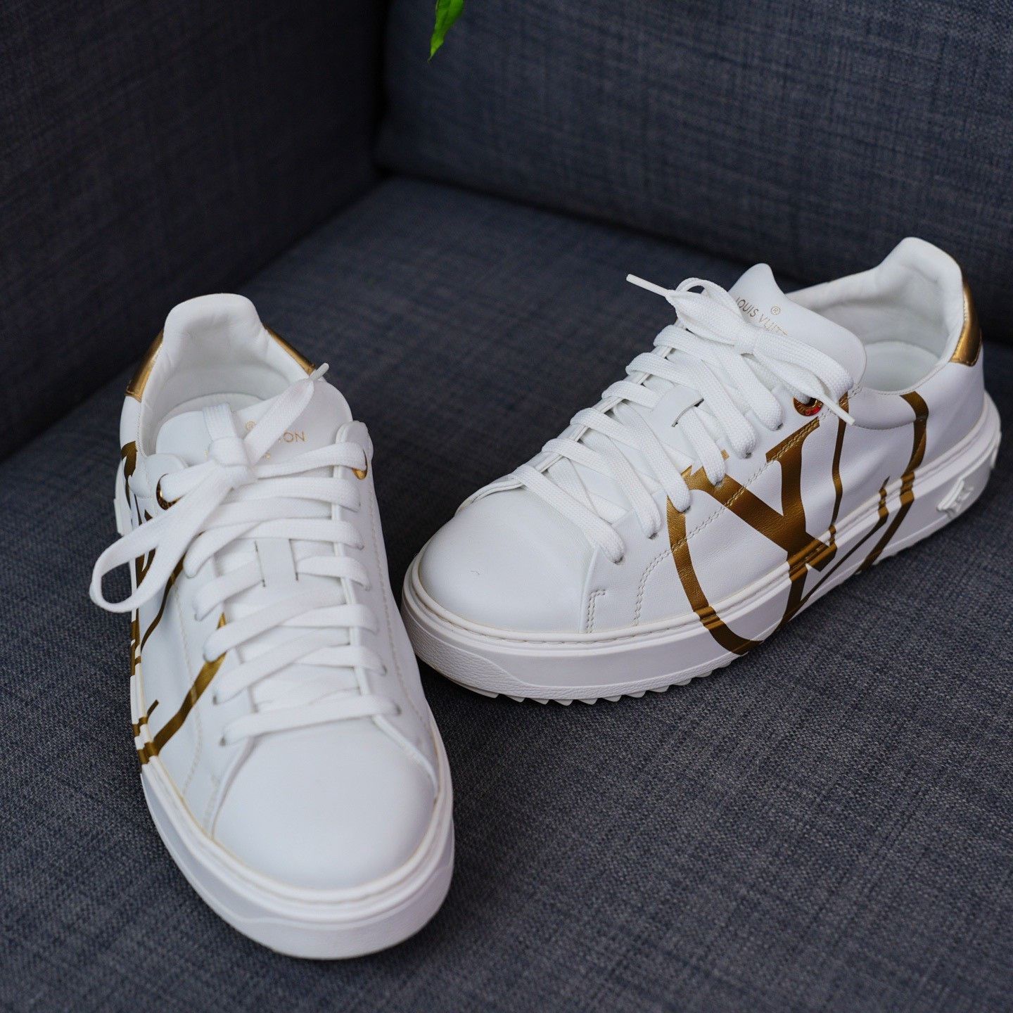 Louis Vuitton Louis Vuitton Printed Gold Lowtop Sneakers us_8 Women Size US 8 / IT 38 - 3 Thumbnail