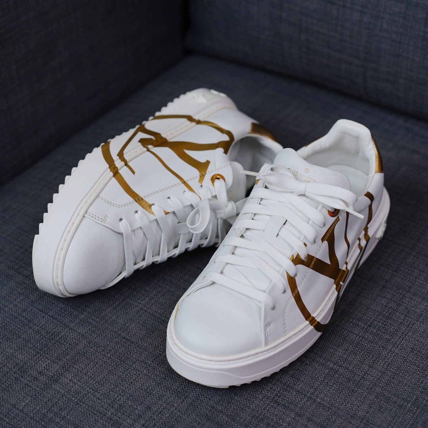 Louis Vuitton Louis Vuitton Printed Gold Lowtop Sneakers us_8 Women Size US 8 / IT 38 - 2 Thumbnail