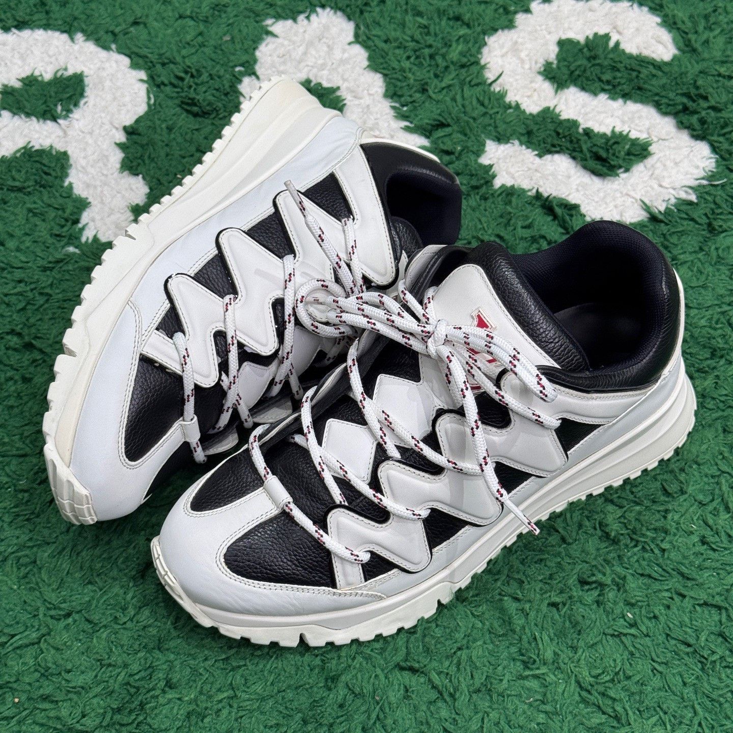 Louis Vuitton Louis Vuitton Black Lowtop Sneakers 9 Men Size US 9 / EU 42 - 2 Thumbnail