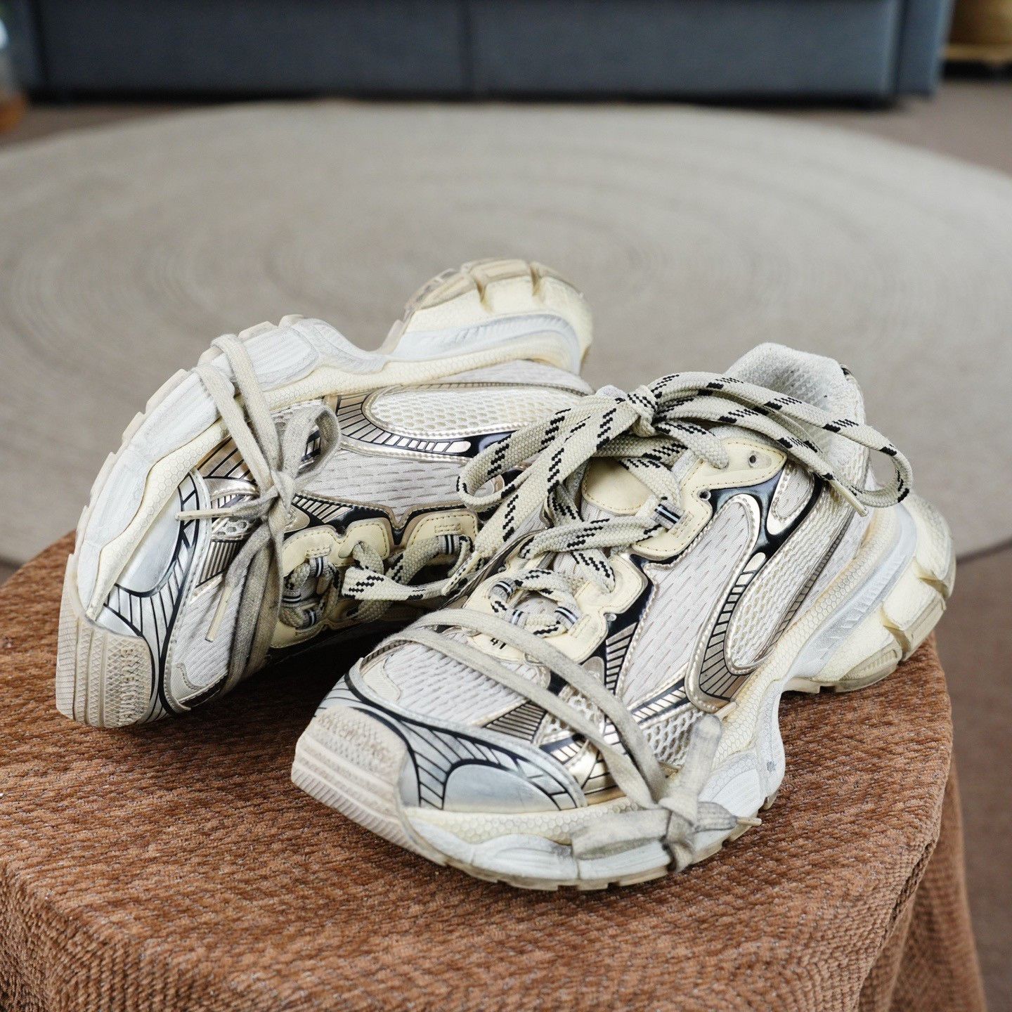 Balenciaga Balenciaga Gold Lowtop Sneakers 8 Men Size US 8 / EU 41 - 2 Thumbnail