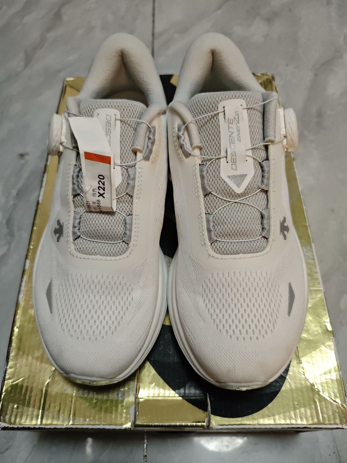 Descente Descente White Lowtop Sneakers 6 Men Size US 6 / EU 39 - 2 Thumbnail